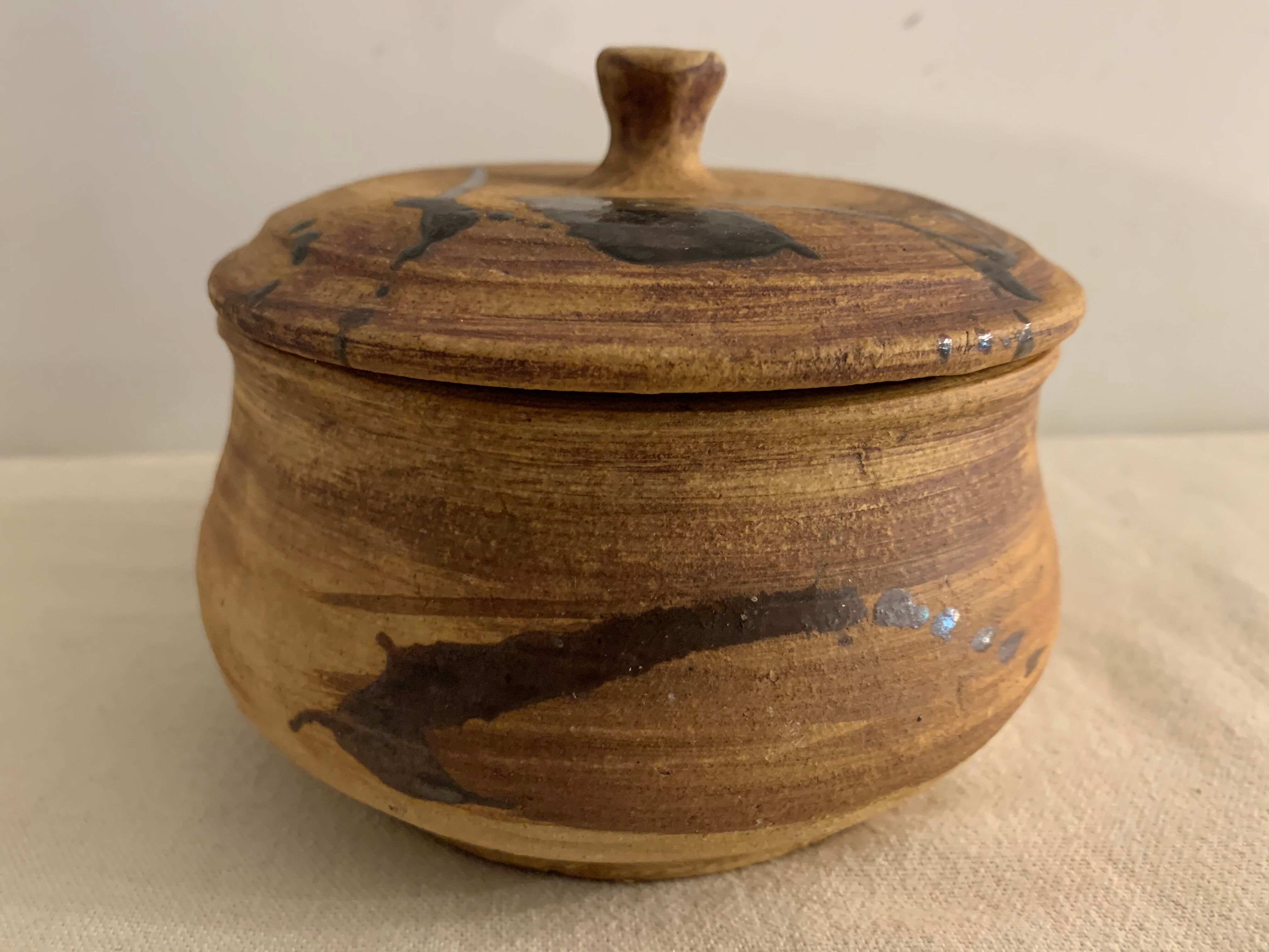 Ancient pot and its lid Pottery of the Dove in sandstone 1975