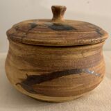 Ancient pot and its lid Pottery of the Dove in sandstone 1975