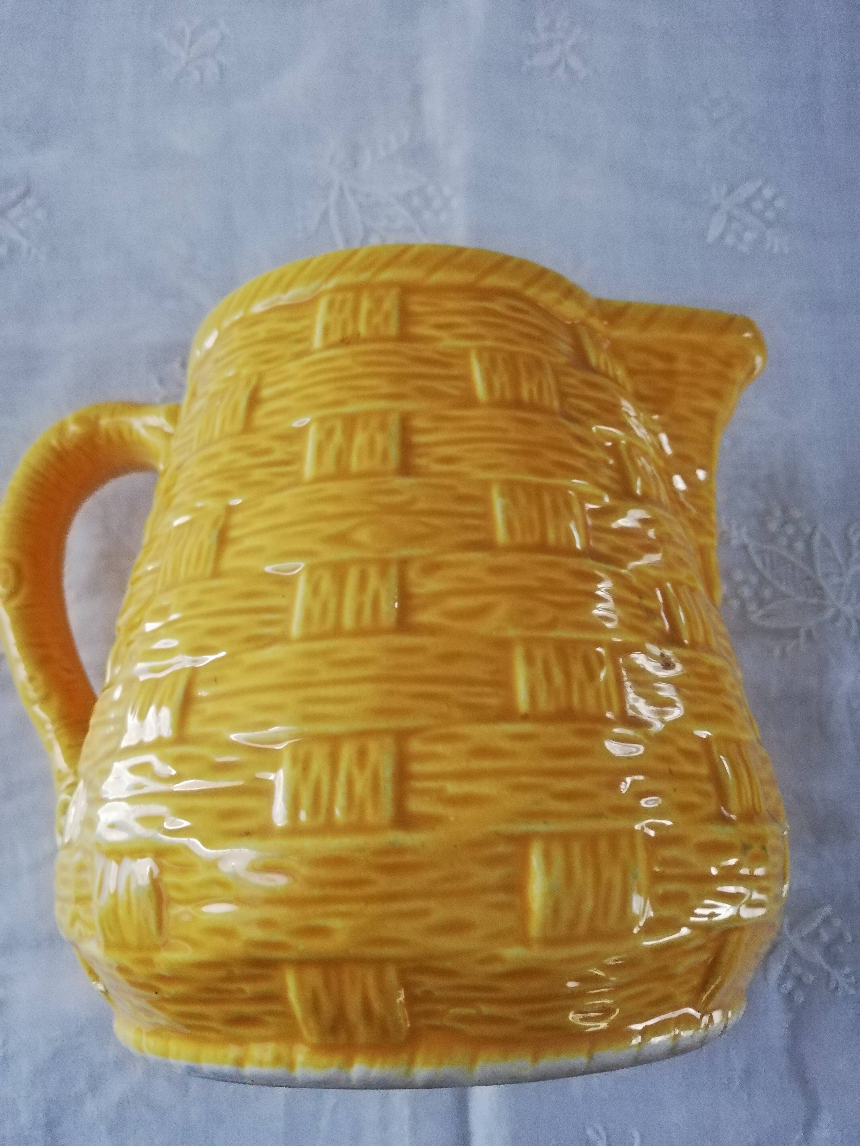 Pichet jaune en barbotine Digoin Sarreguemines vintage années 60