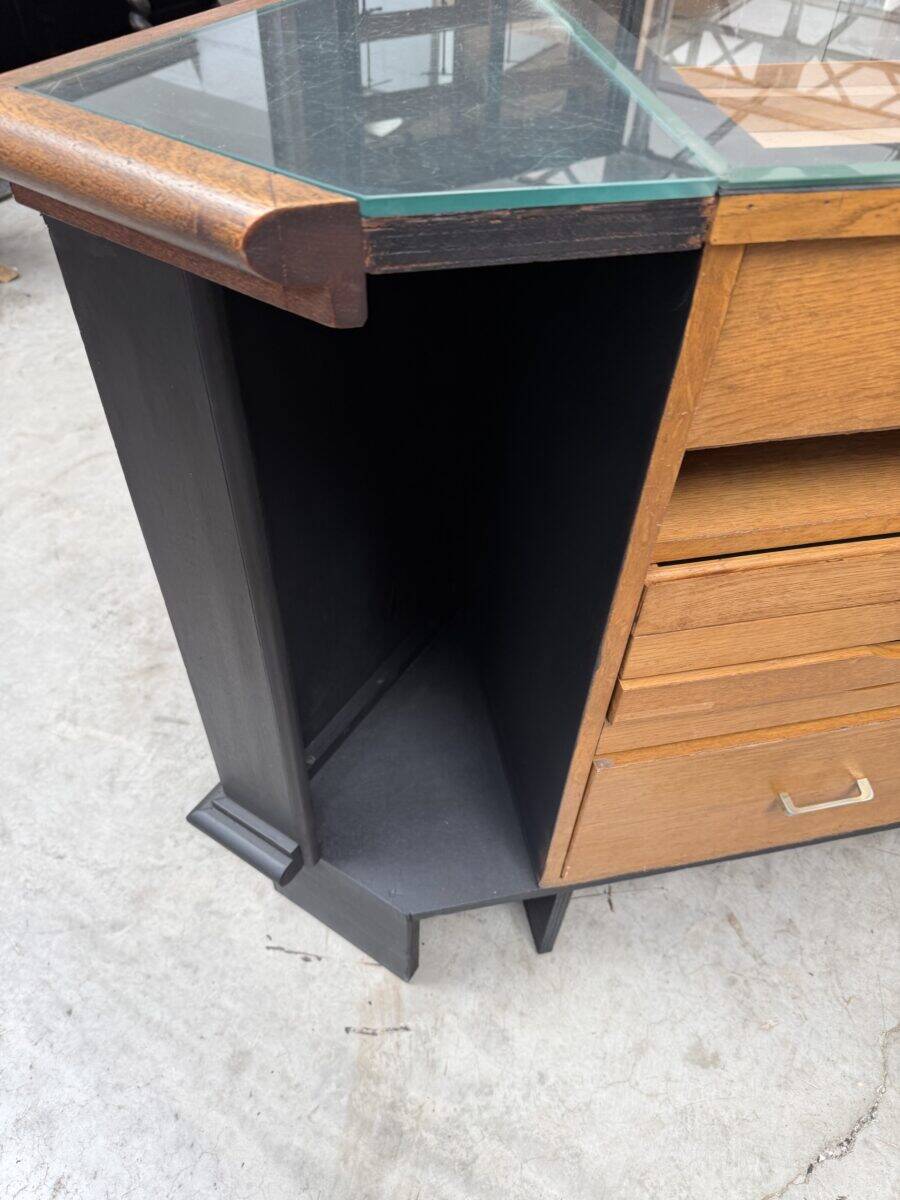Ancien comptoir vitrine d’angle de maroquinier