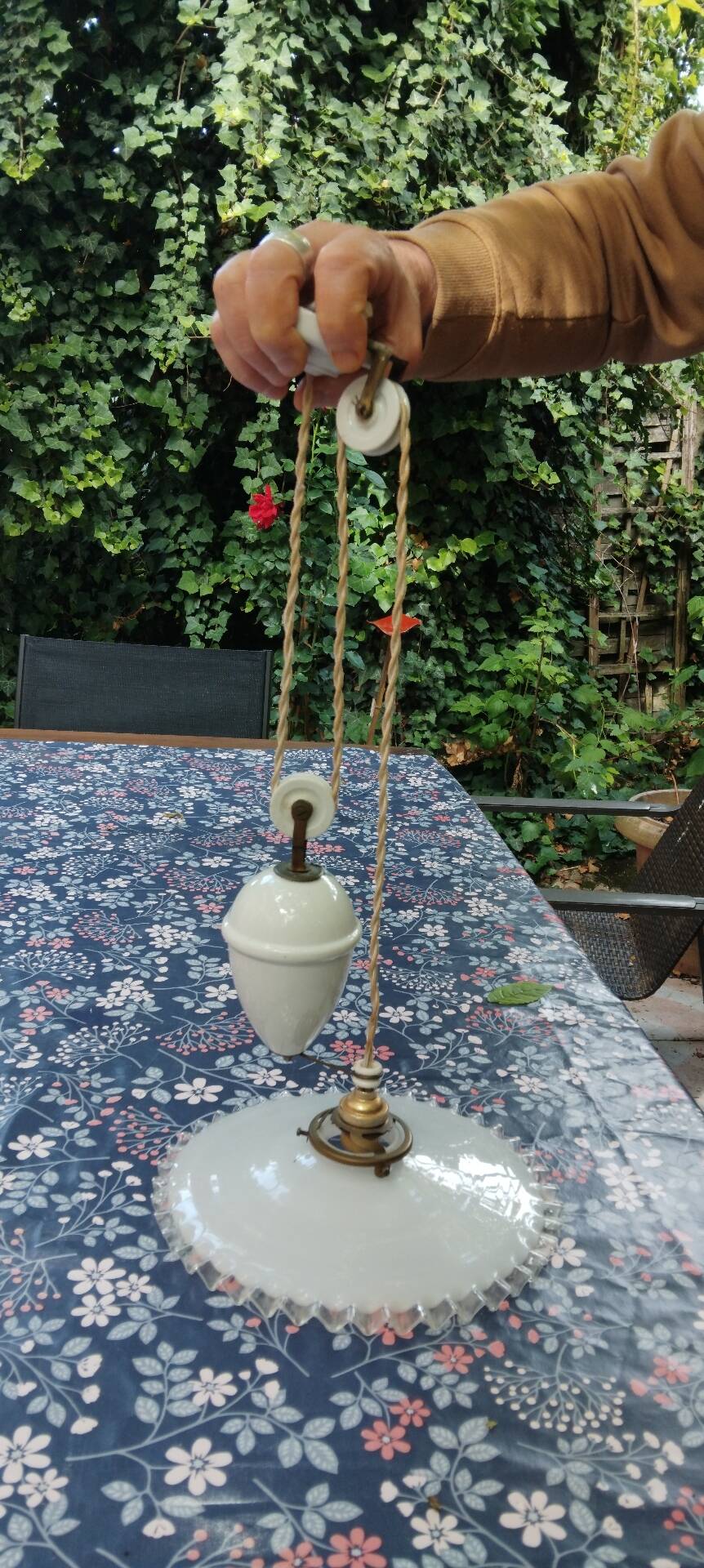 Vintage suspension, raised and lowered opaline porcelain.