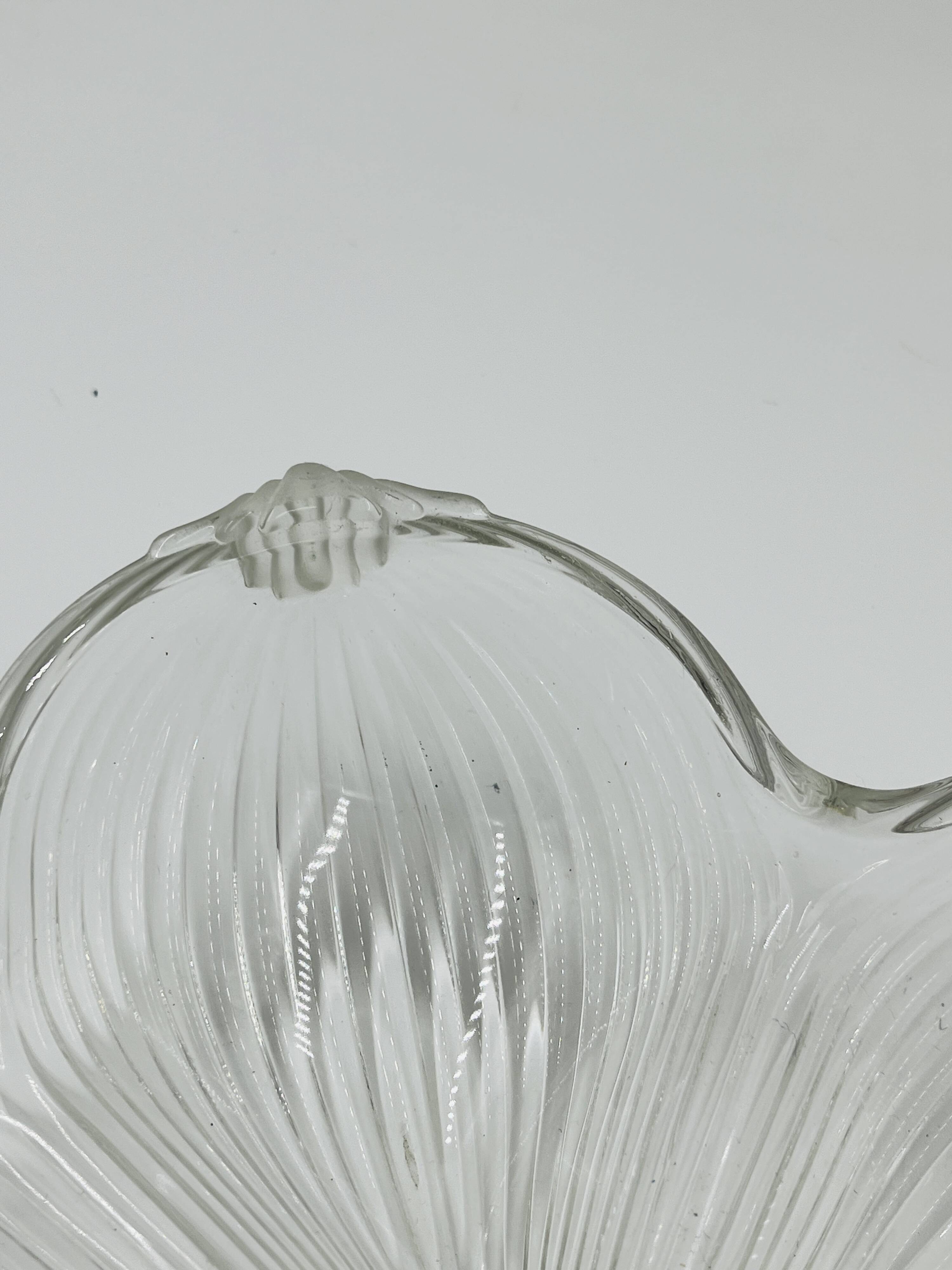 Plat en verre moulé fleur Art déco