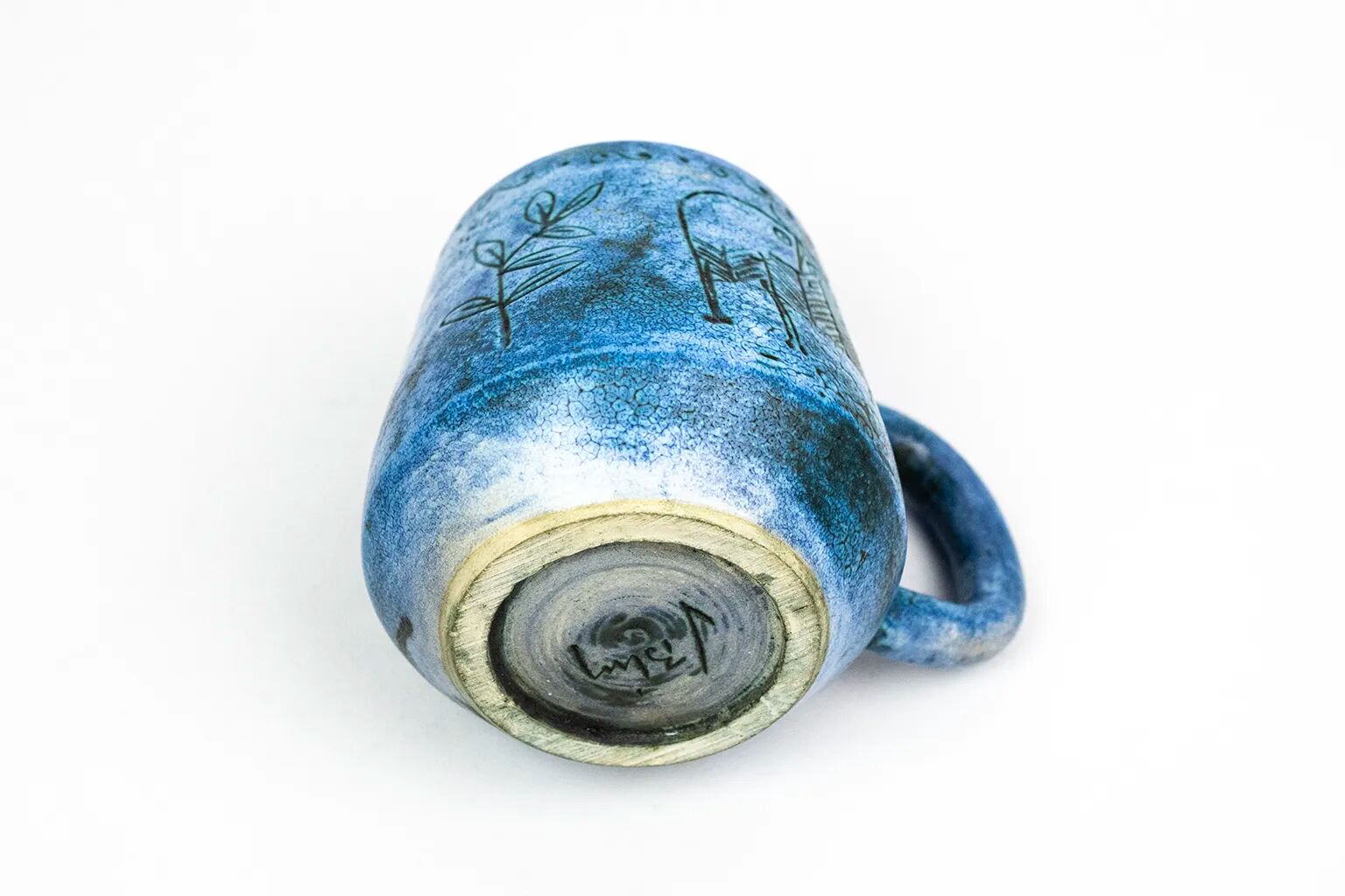 Mug Jacques Blin – Faïence émaillée bleue décor incisé animaux fantastiques