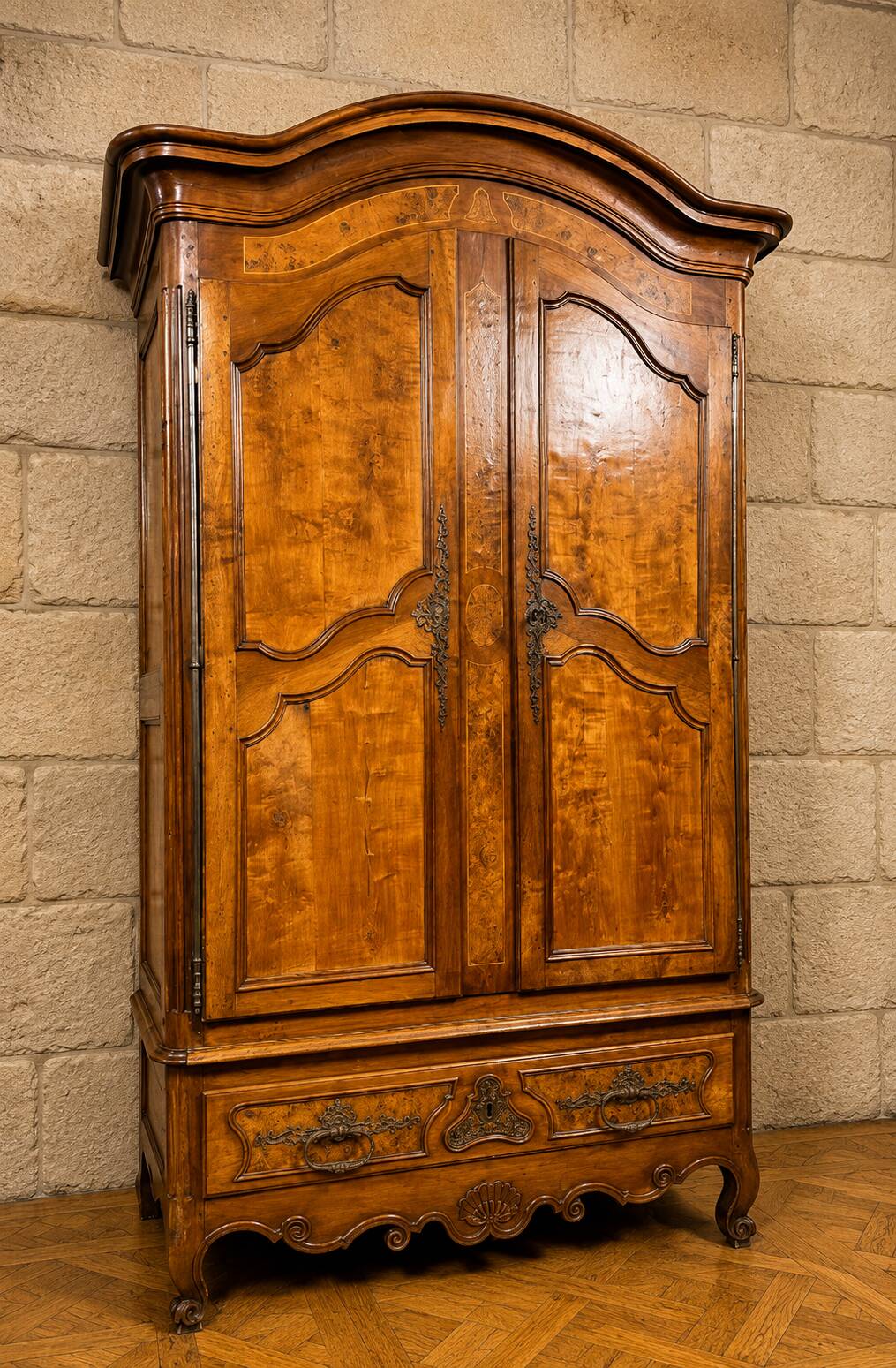 Important wedding armoire from the Louis XV period in marquetry and burl.