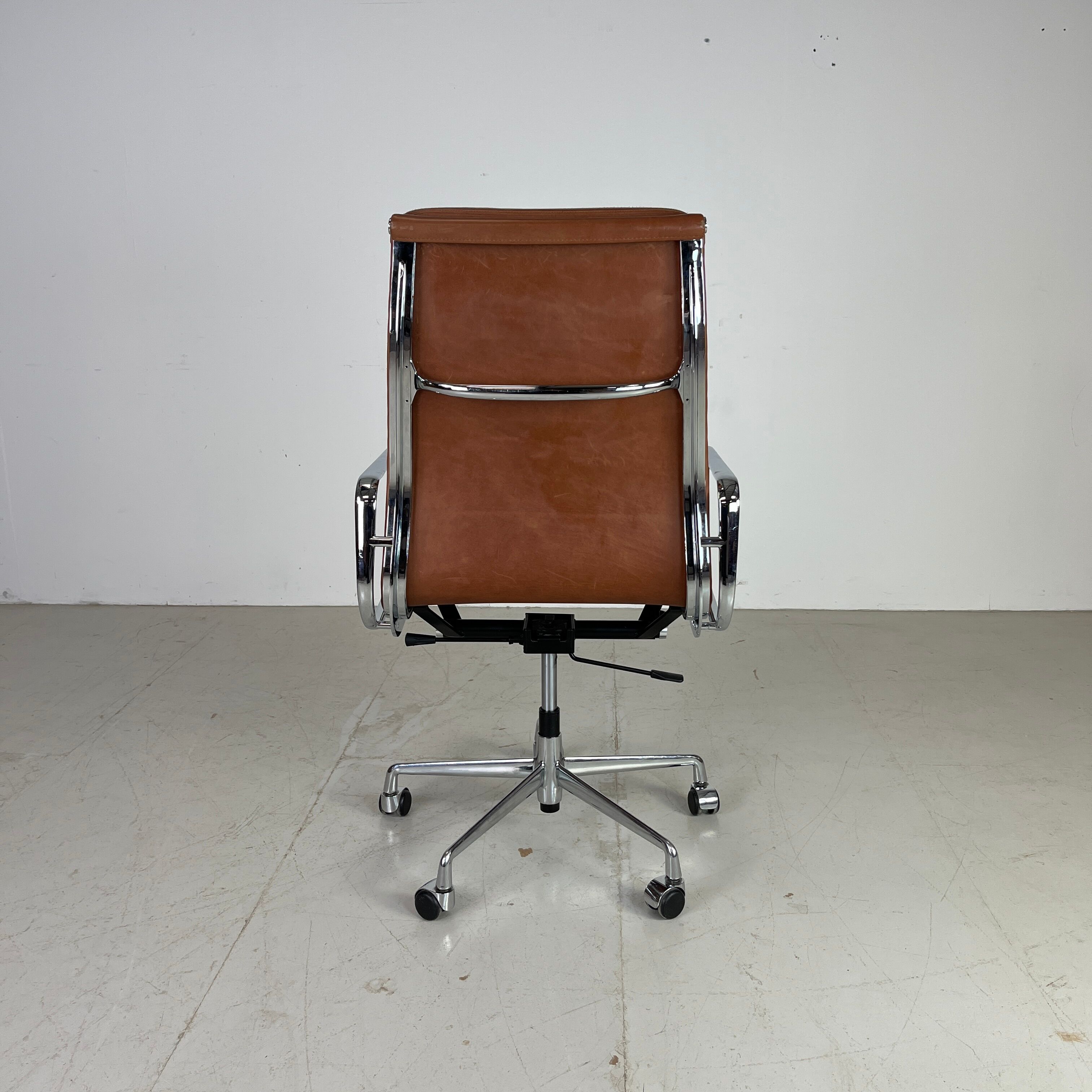 Fauteuil en cuir brun haut dossier soft pad group Eames ICF pour Herman Miller
