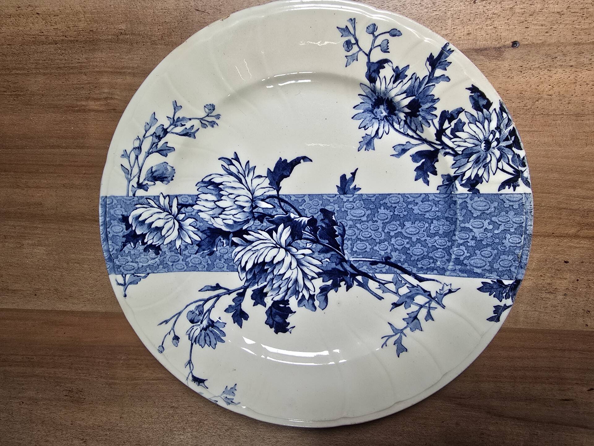Two flat plates Gien blue tone