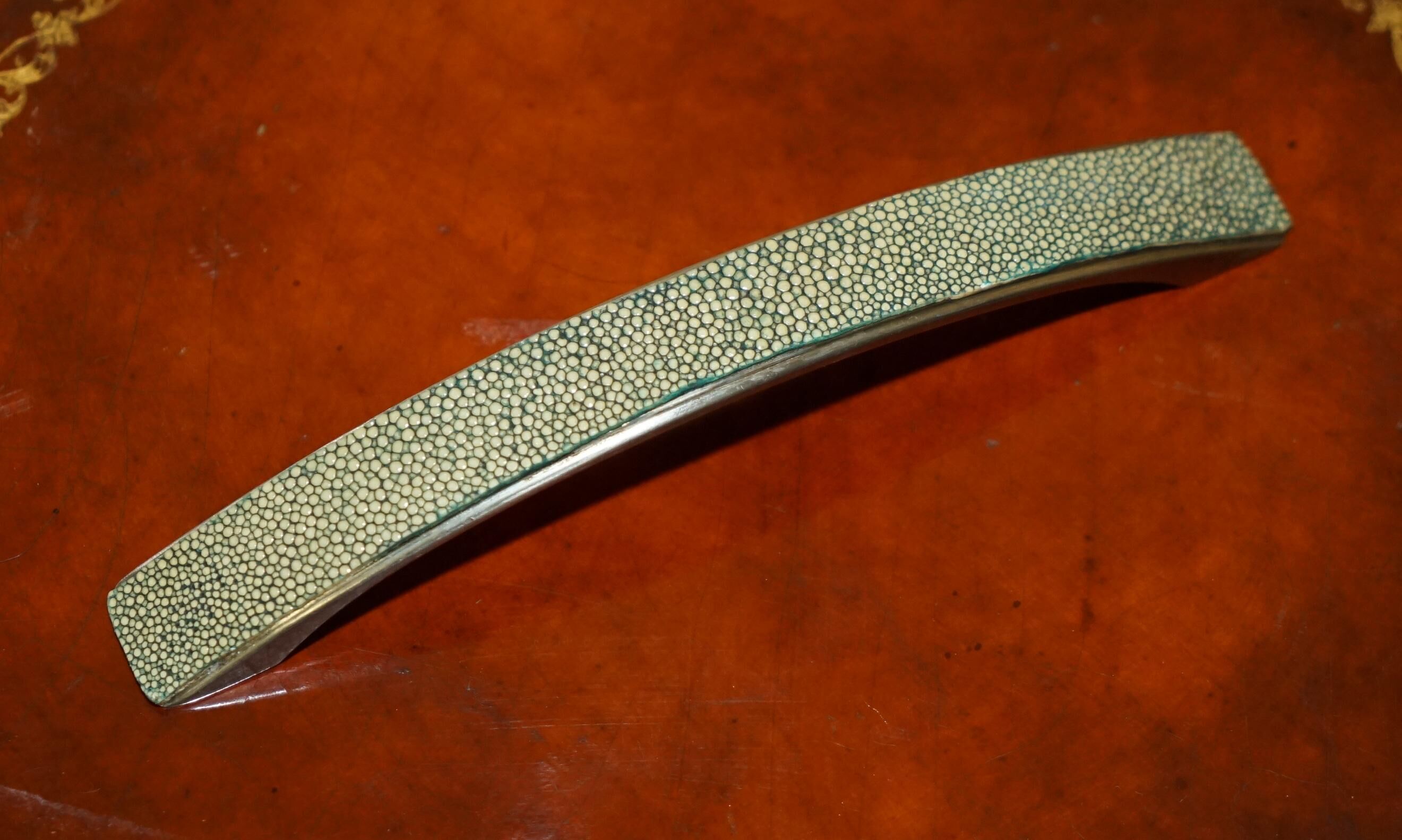 Set of six drawer handles in shagreen.