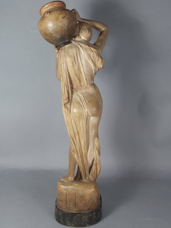 Sculpture céramique Femme et cruche ceinture opale Goldscheider vers 1900, 60 cm C155