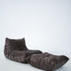 Ensemble de chaise et pouf Togo en velours côtelé marron.