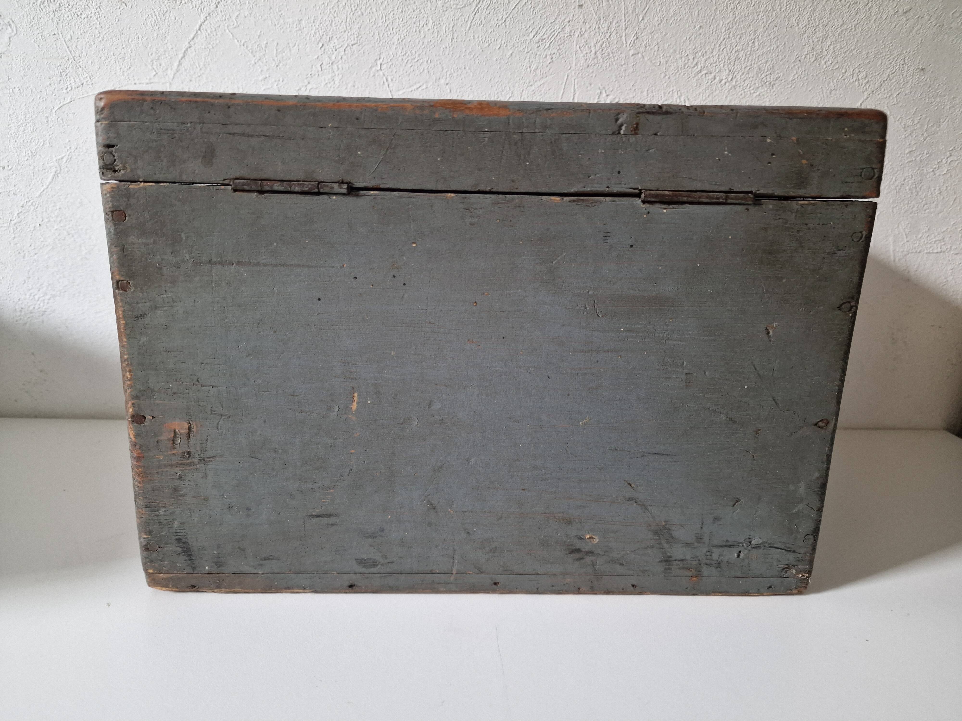 Boite coffre en bois patinée grise