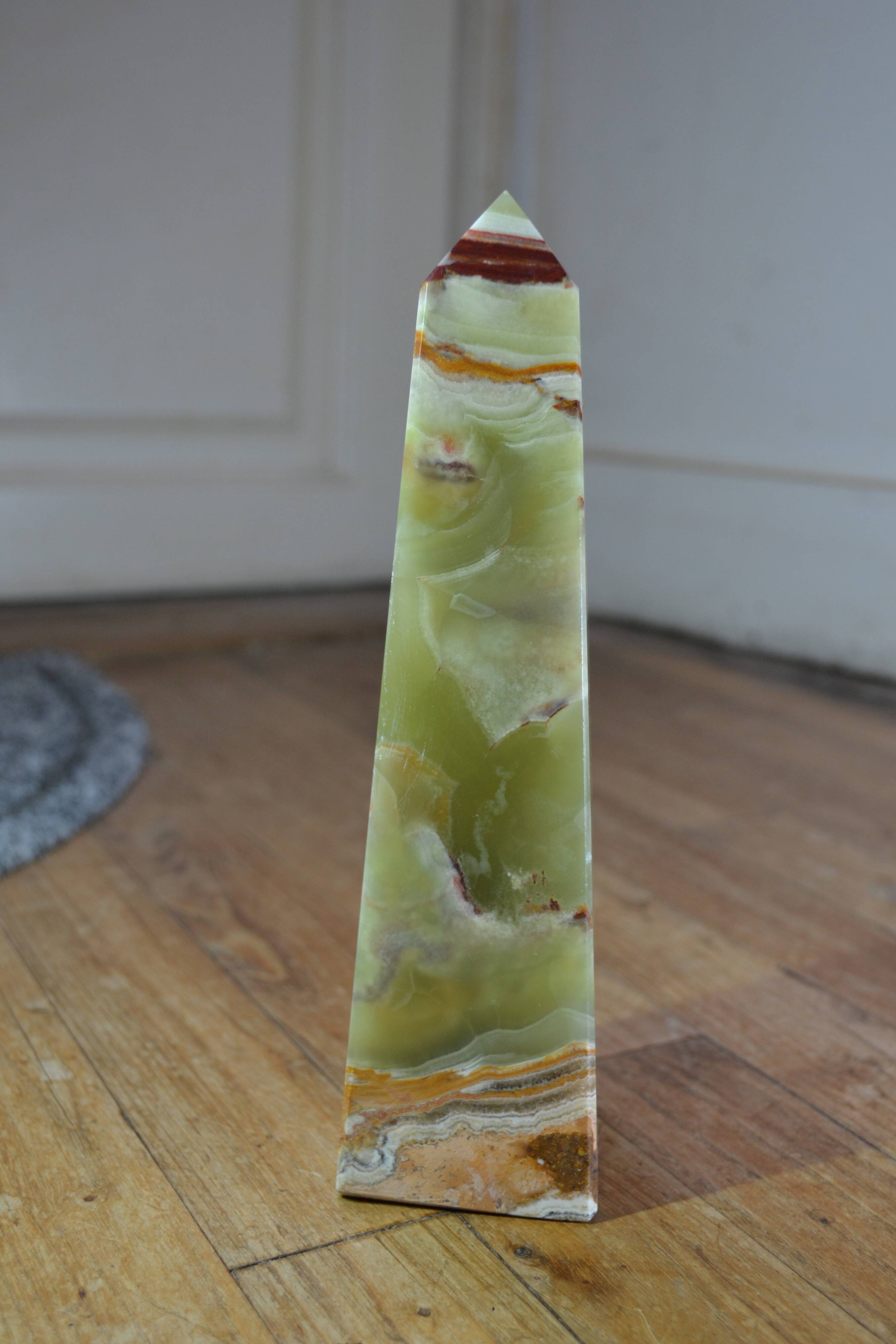 Green onyx obelisk (21cm), decorative piece