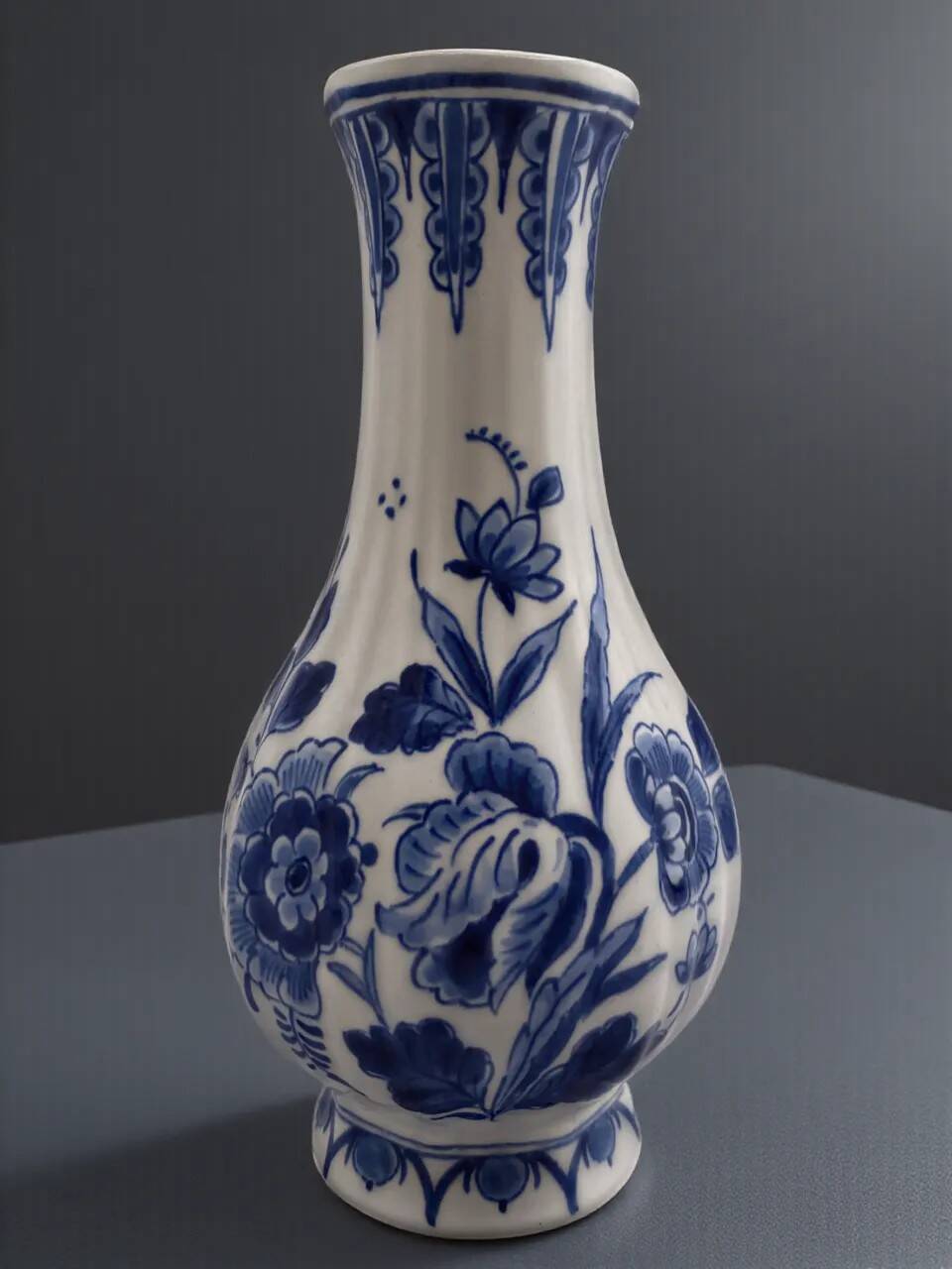 Vase en porcelaine Royal Delft Porceleyne Fles peint à la main, signé par l'artiste, bleu et blanc.