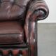 Canapé Chesterfield rouge 2,5 places sur roulettes de style anglais