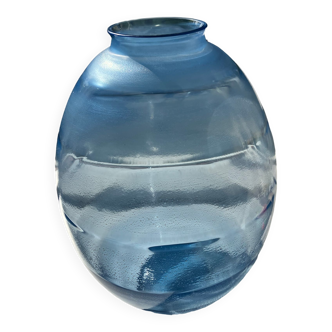 Vase en verre soufflé bleu clair