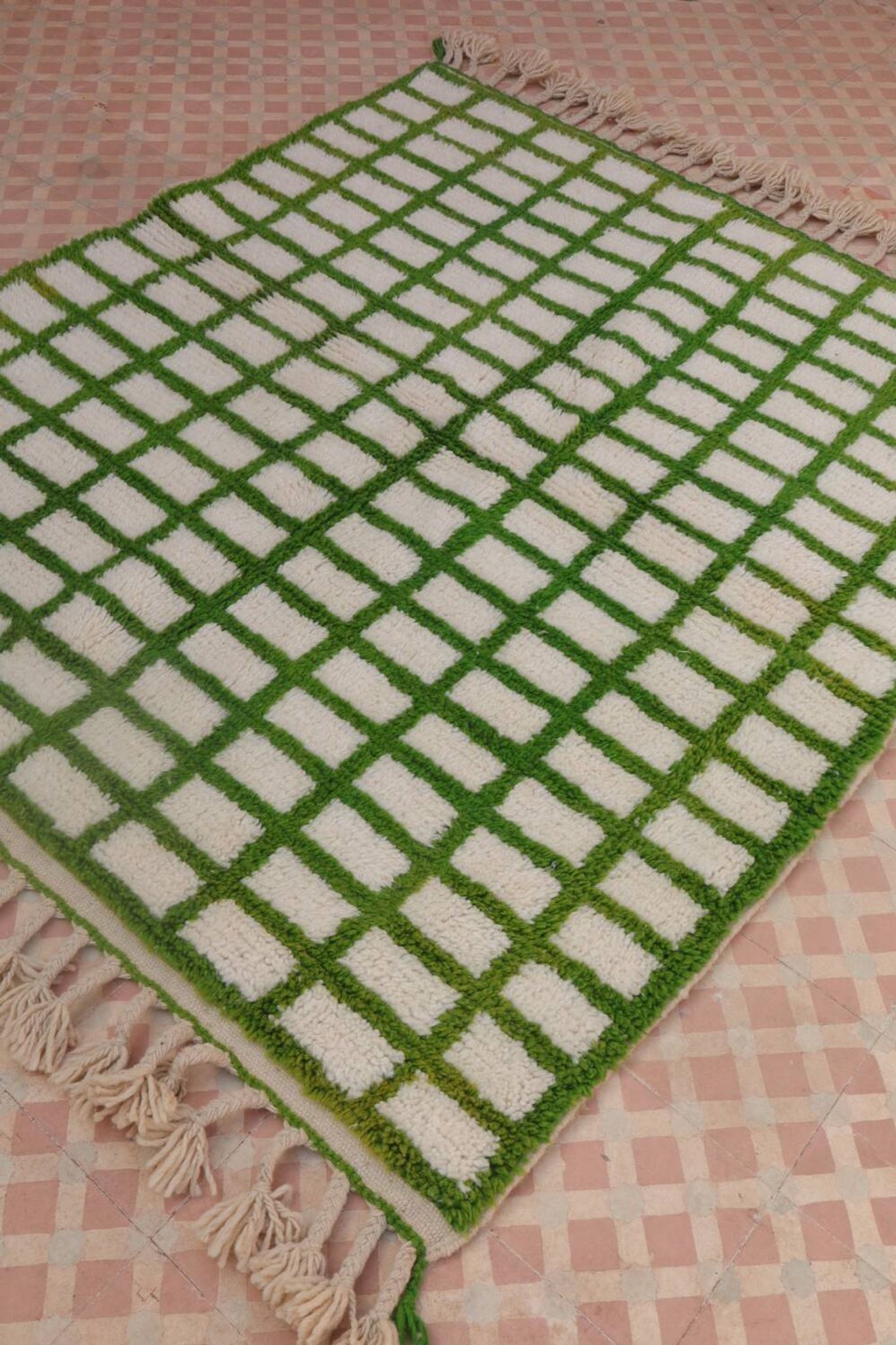 Tapis berbère marocain à carreaux verts et blancs