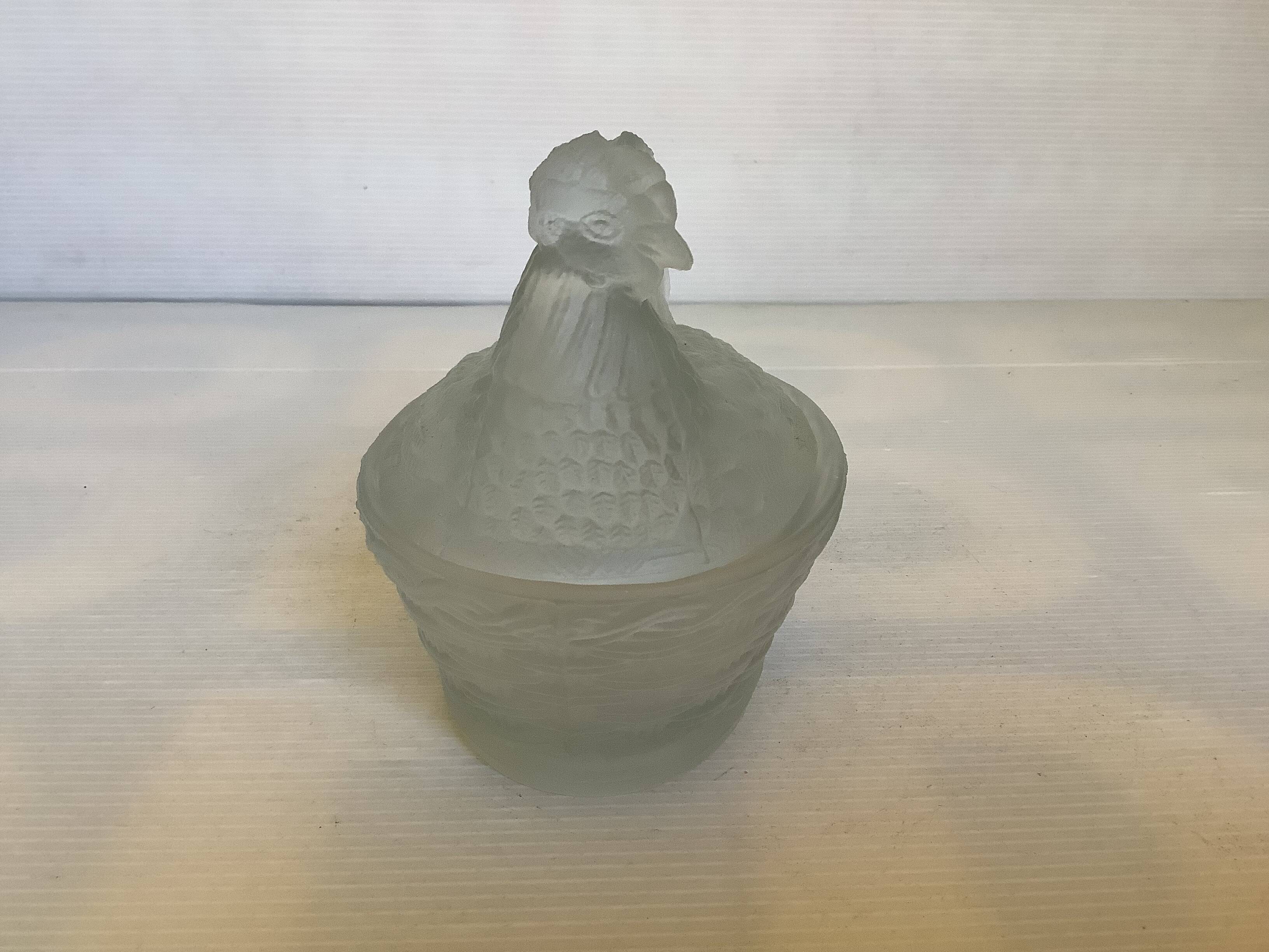 Chicken-shaped candy box
