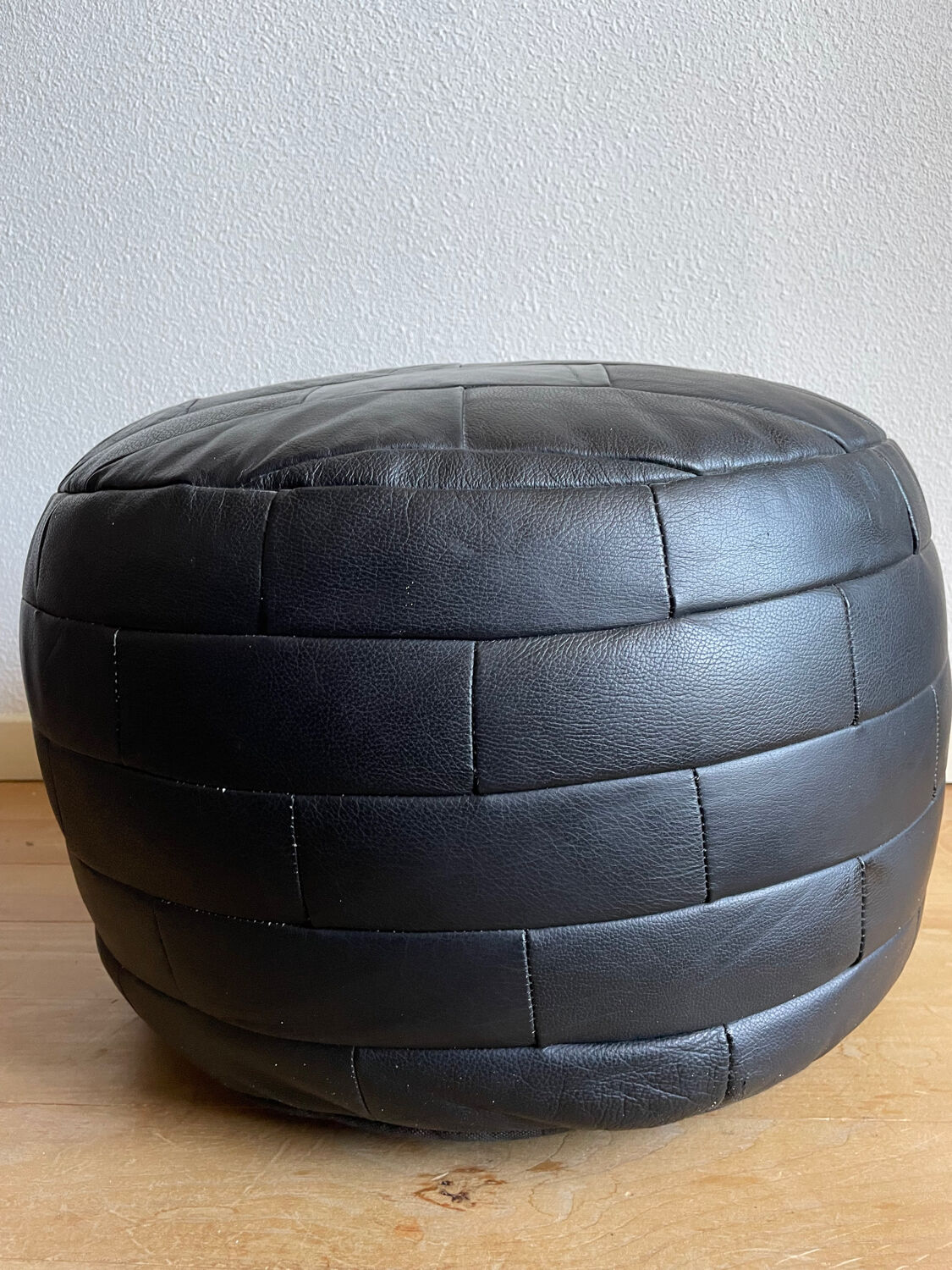 Pouf noir en cuir patchwork de Sède