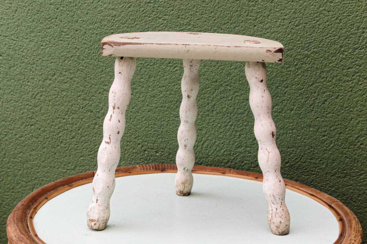Tripod stool, twisted legs