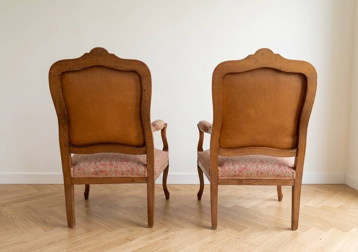 Paire de fauteuils Louis XV en noyer blond