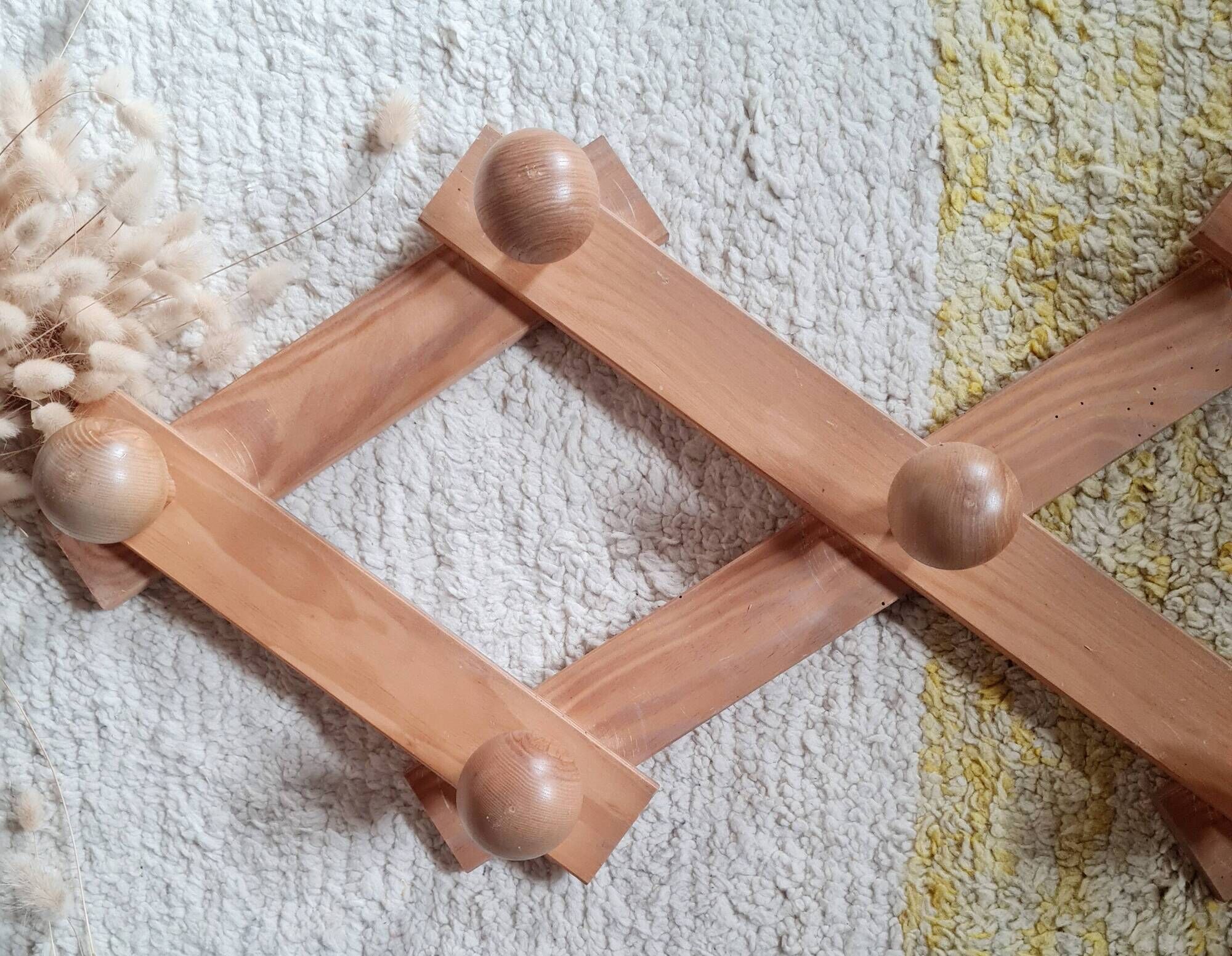 Wall-mounted accordion coat rack in solid pine