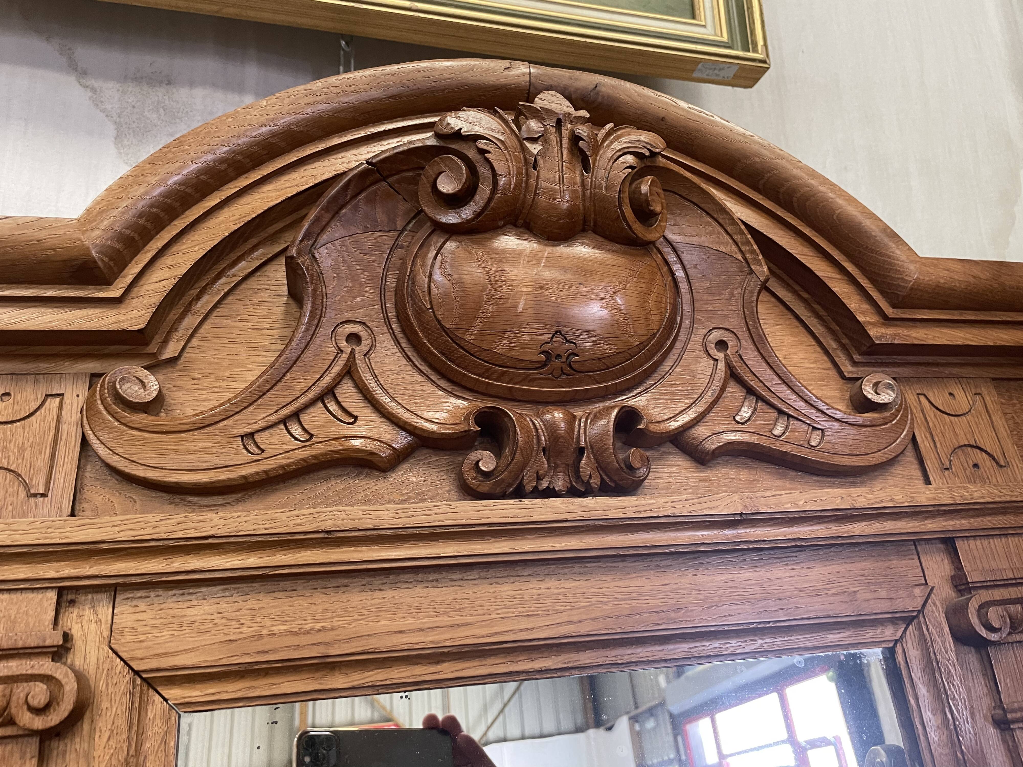 Vestiaire d’entrée en chêne et laiton 1900