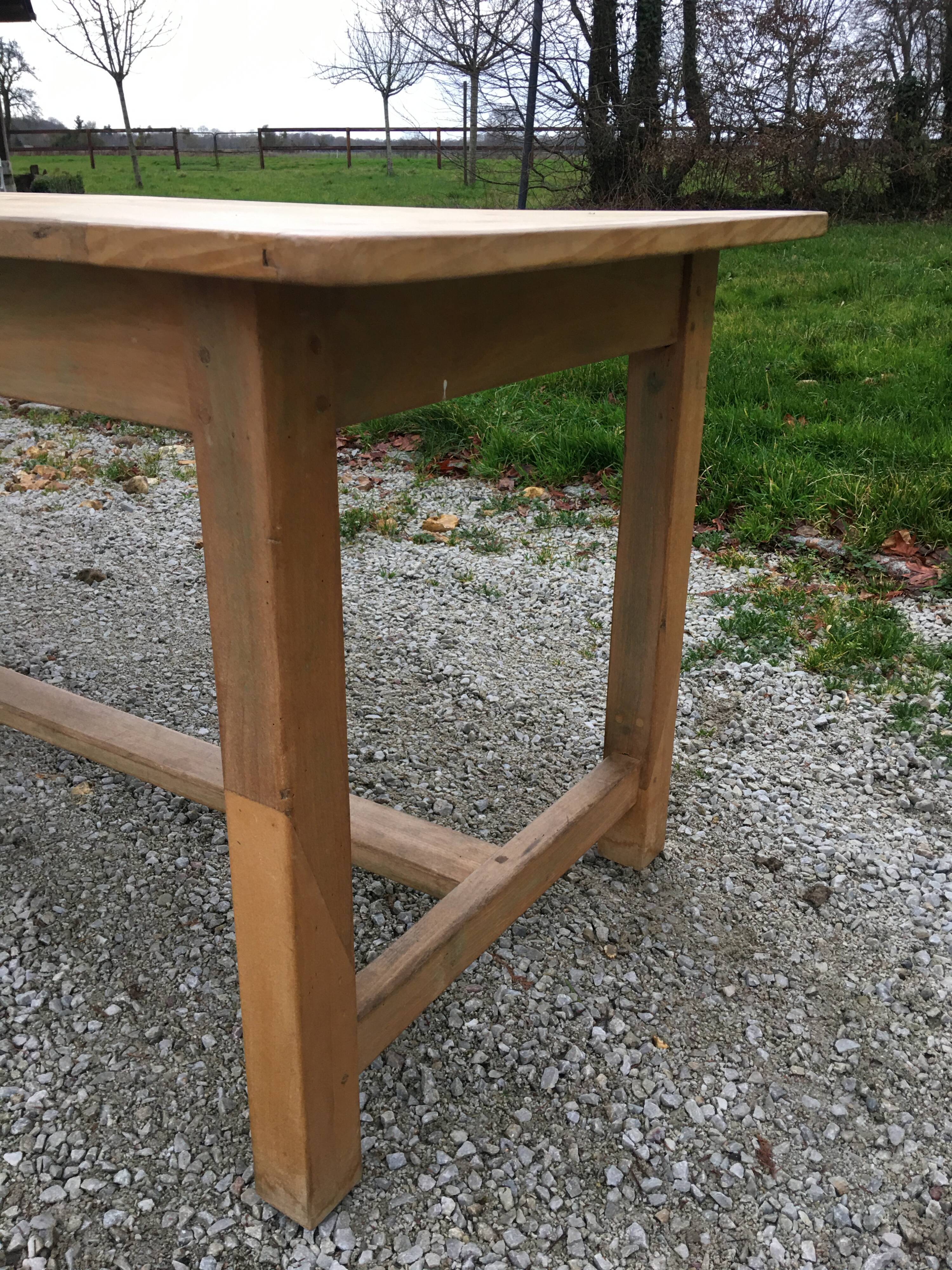 Light-coloured oak farm table