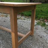 Light-coloured oak farm table
