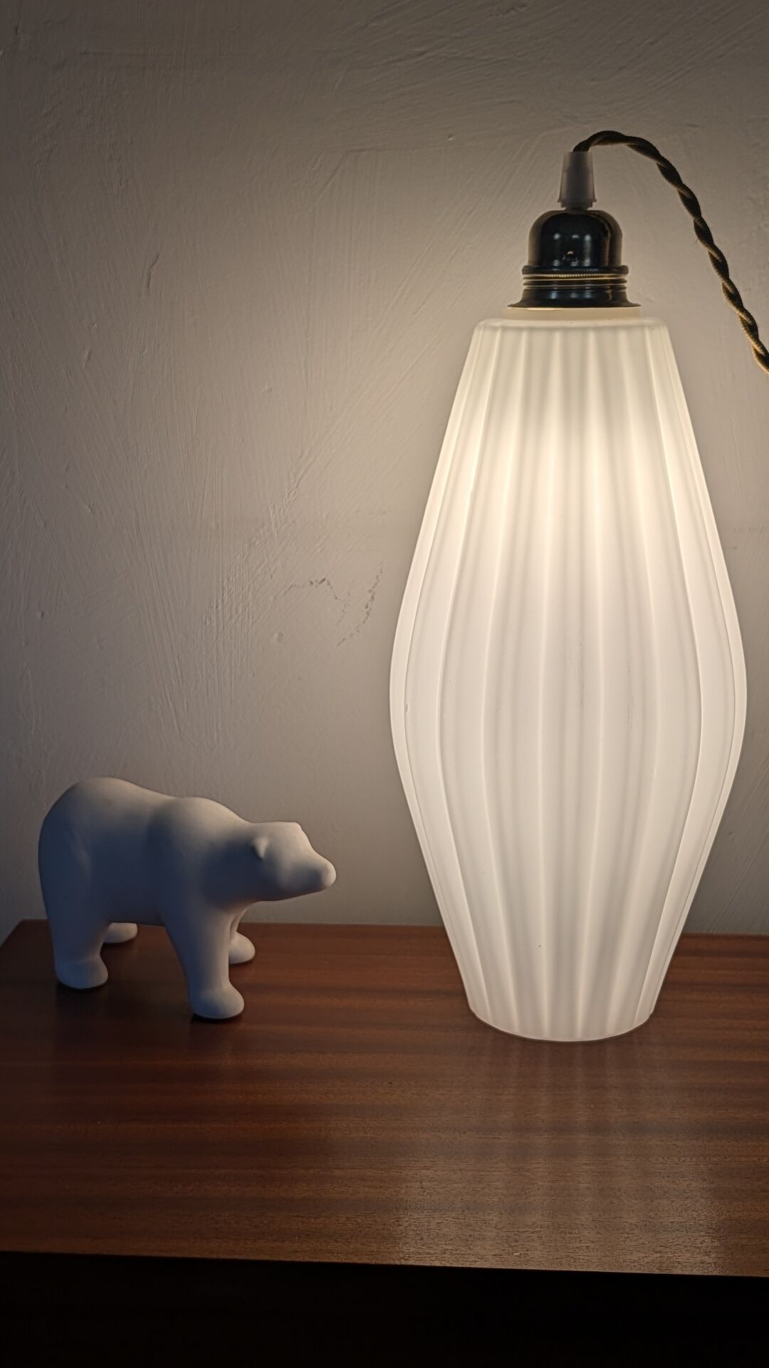 Opaline lamp with fluted spindle