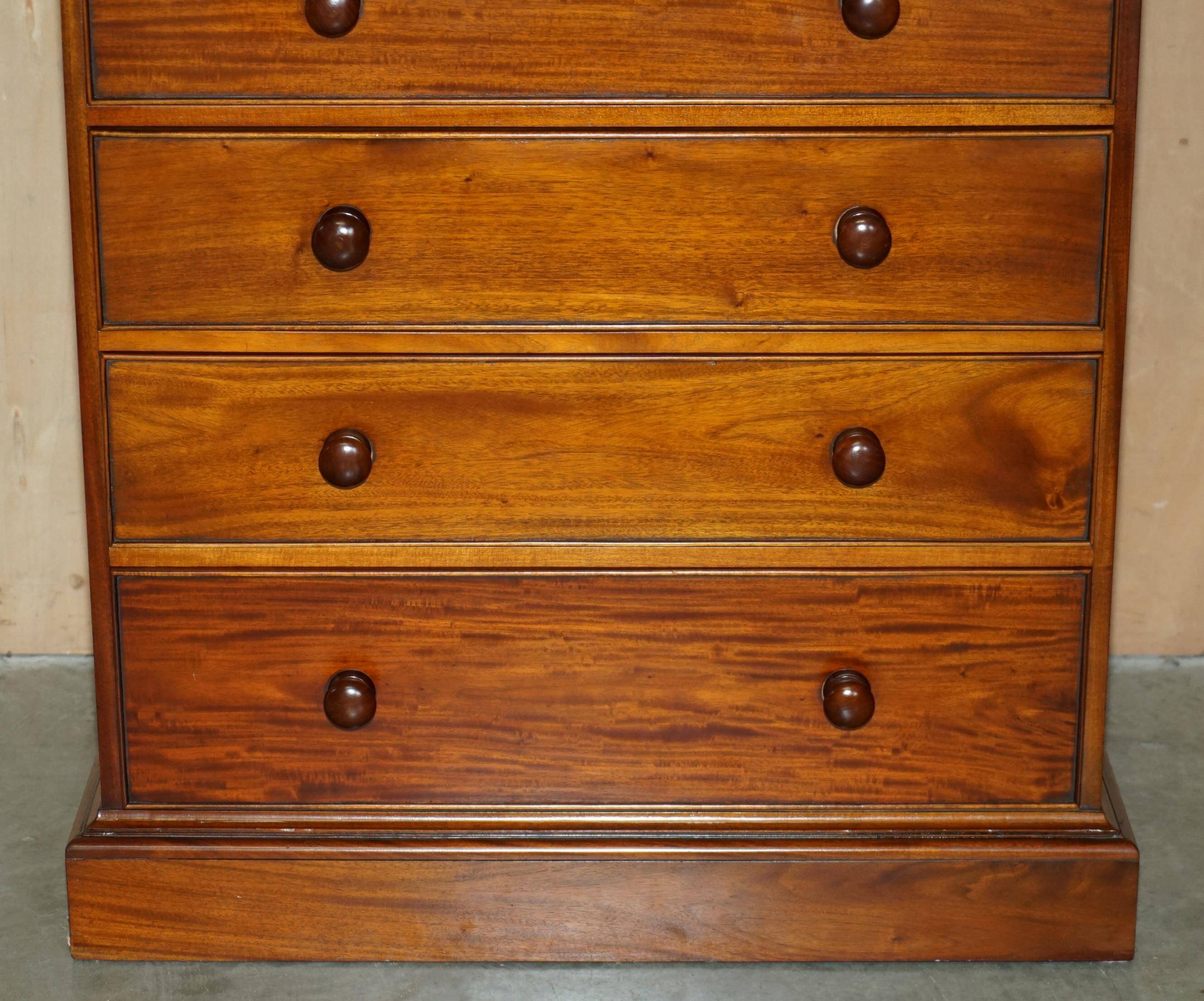 Paire de commodes vintage en acajou flammé