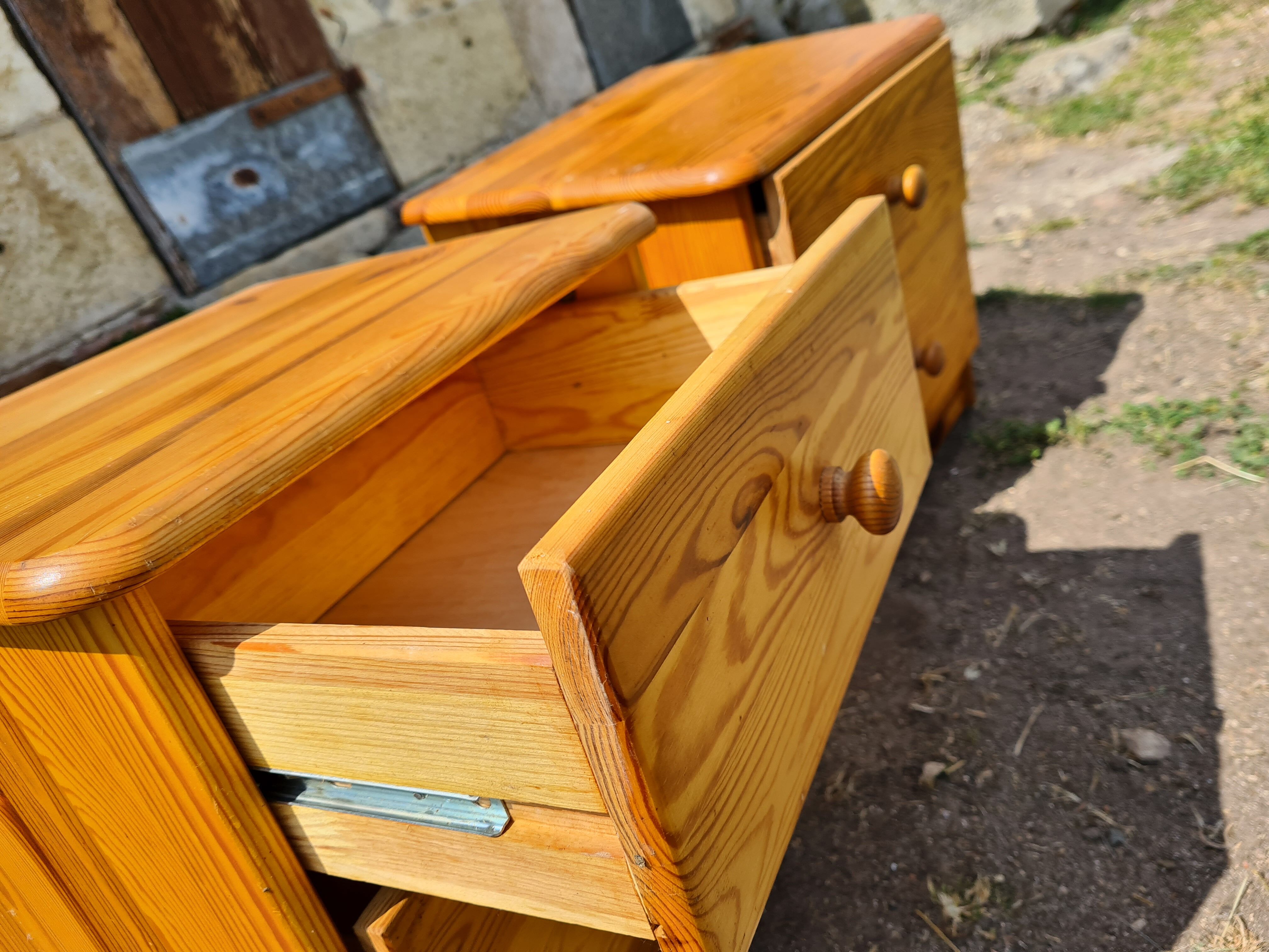 Series of two night tables