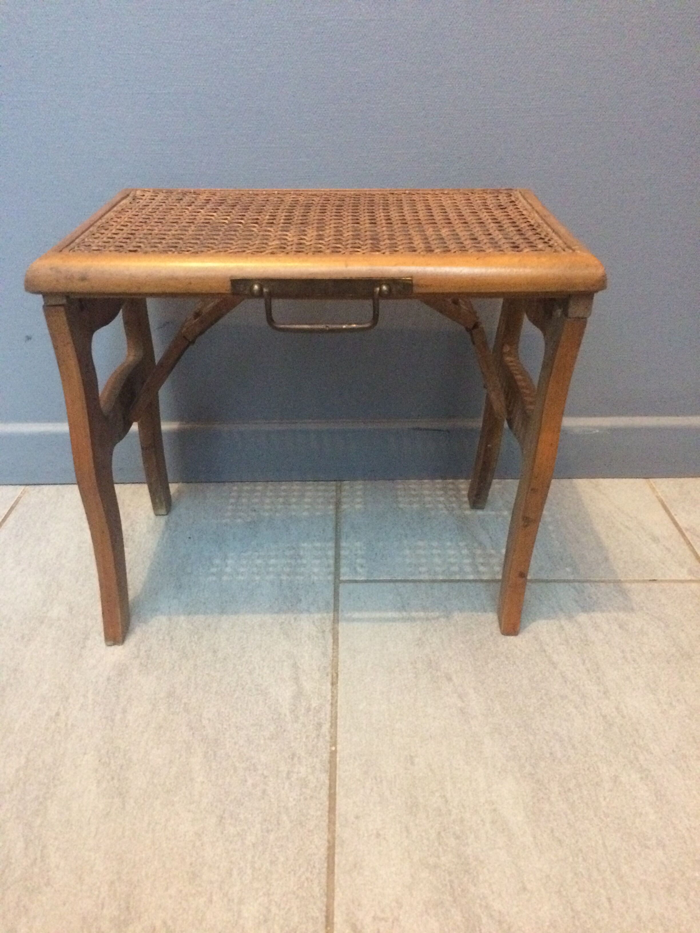 Foldable canned stool