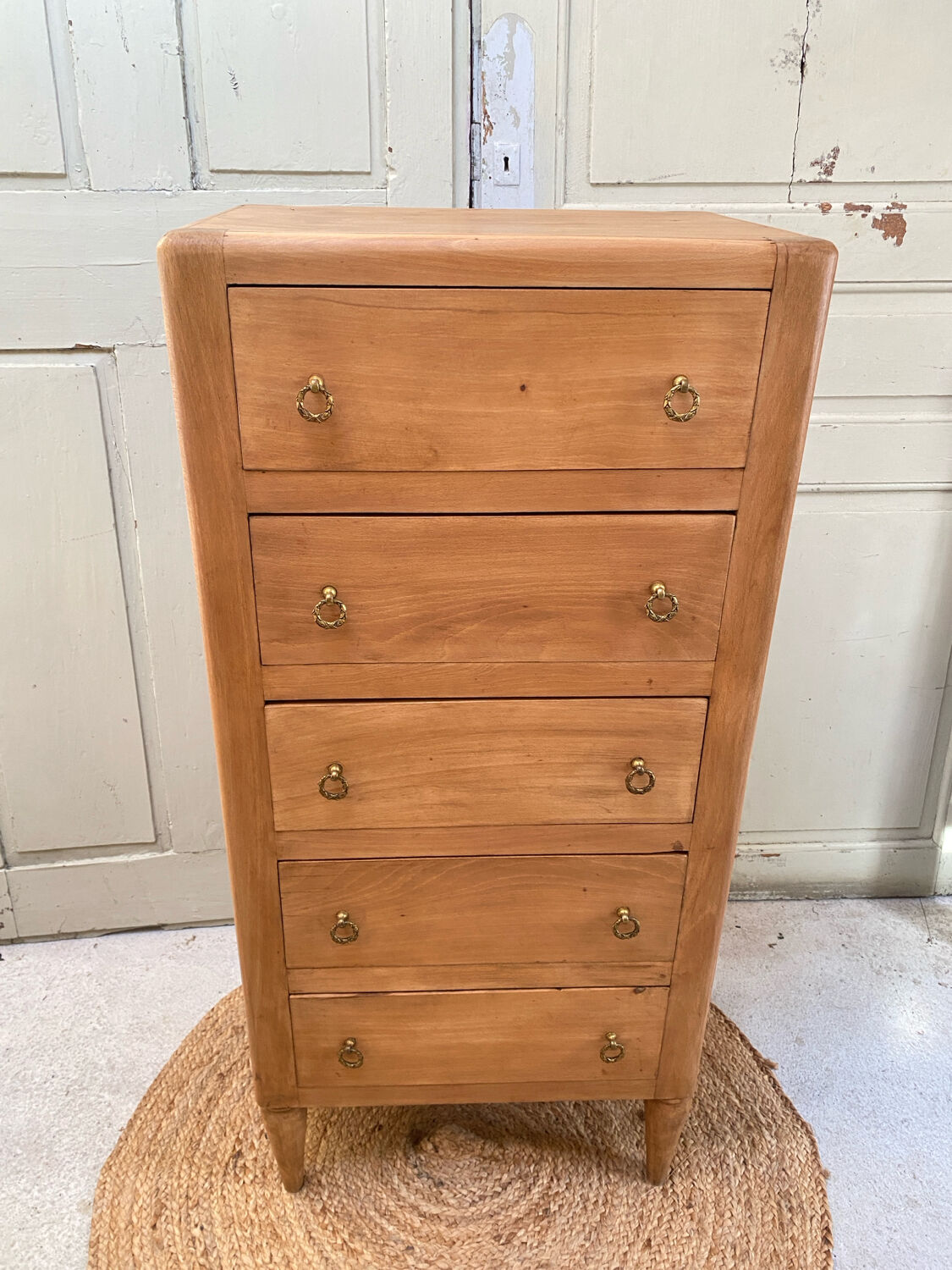 Vintage chest of drawers in light wood – natural elegance