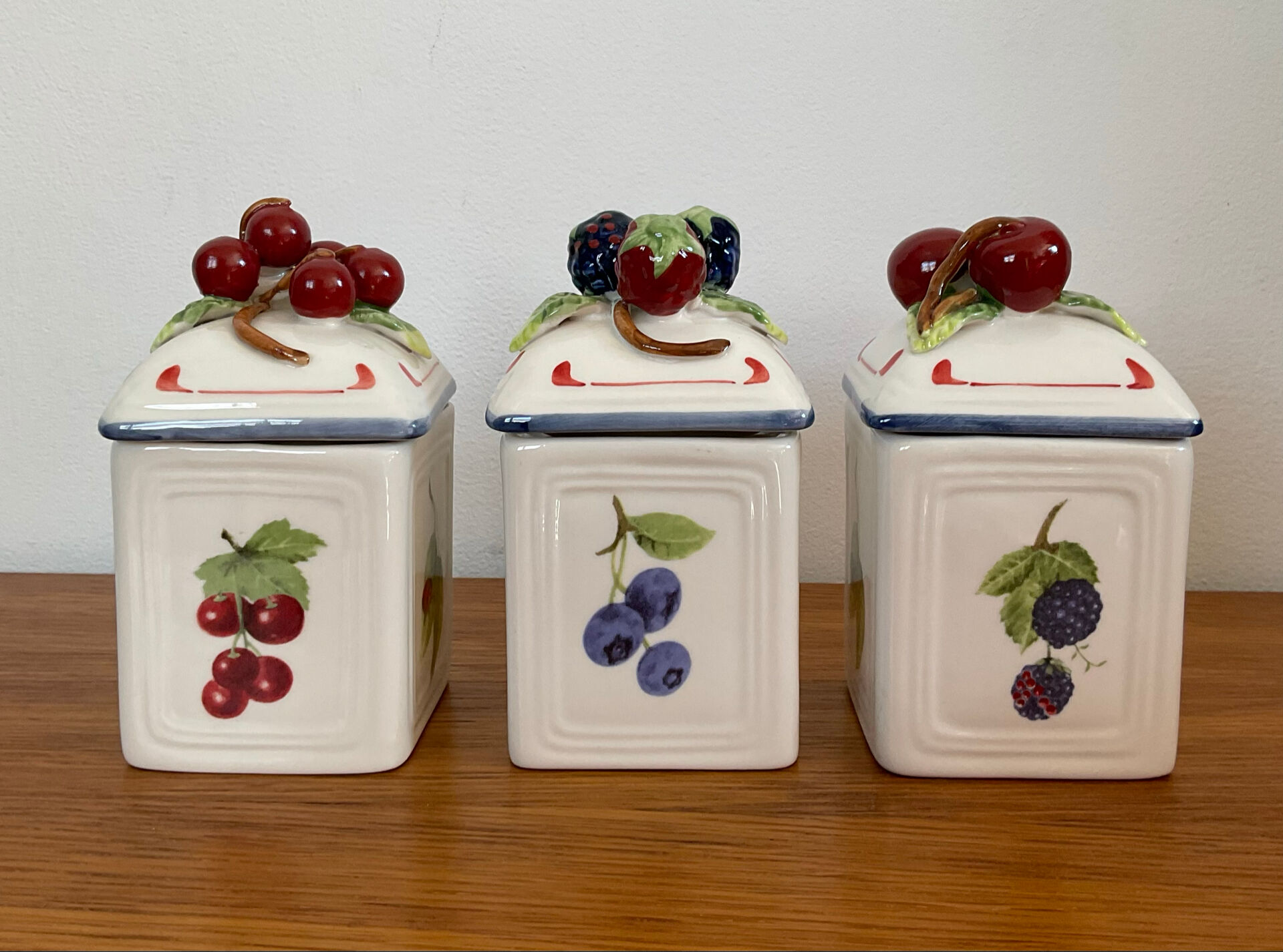 Set of 3 Villeroy & Boch jam pots in faience.