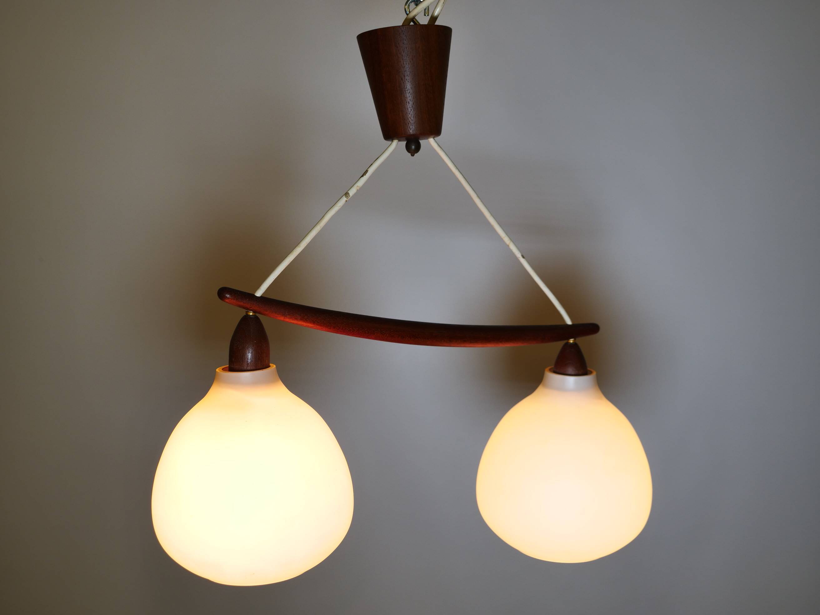 Suspension en verre opalin et teck par Uno & Östen Kristiansson, années 1960.