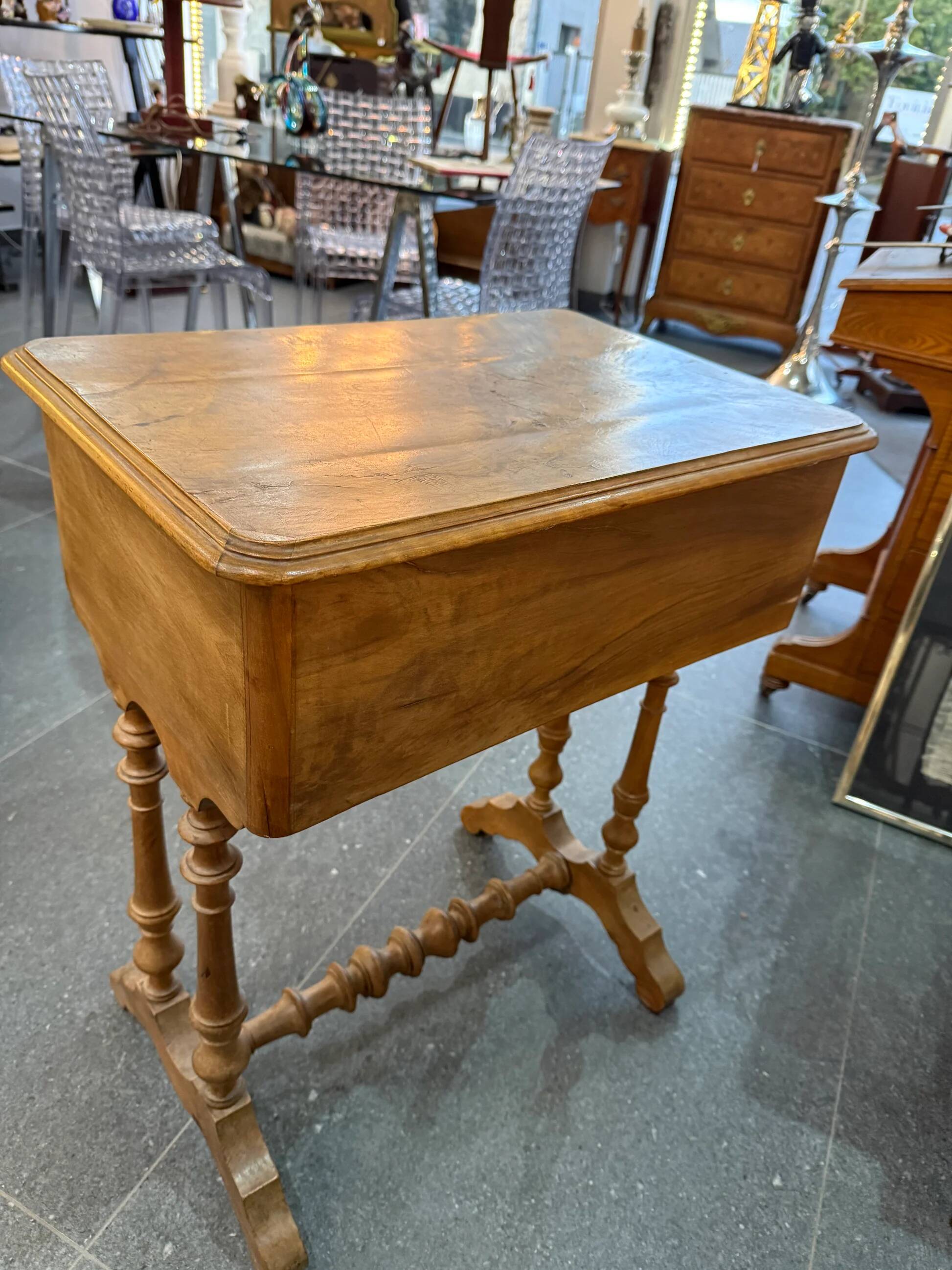 Table de salon / travailleuse ancienne en bois – XIXe siècle