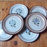 Beige stoneware flat plates with blue/gray flower by MBFA Pornic model Fanchon, set of 6