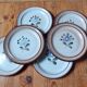 Assiettes plates grès beige fleur bleu/gris de MBFA Pornic modèle Fanchon, set de 6