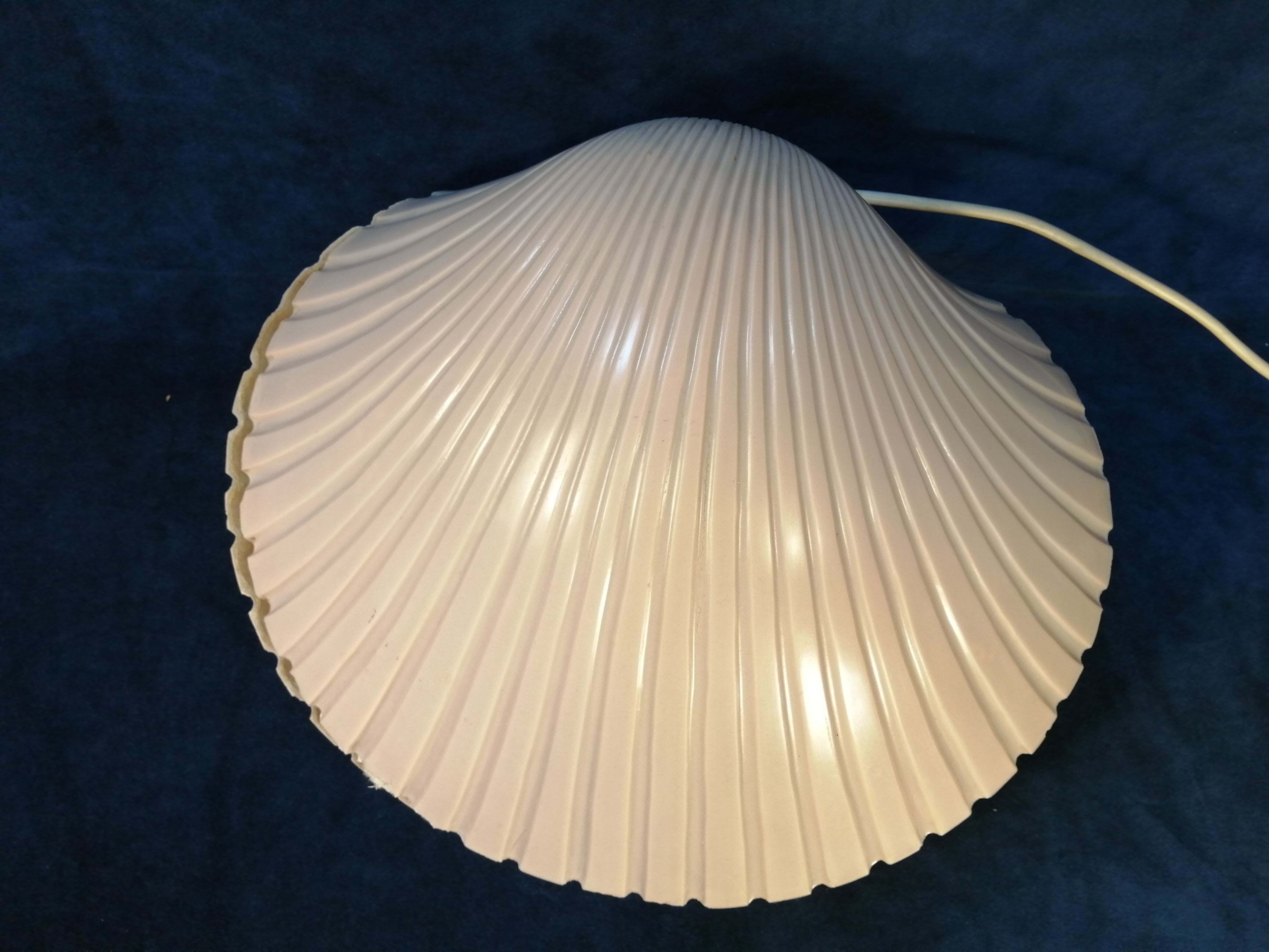Lampe coquille Saint Jacques en fibre de verre design Michèle Mahé, des années 60