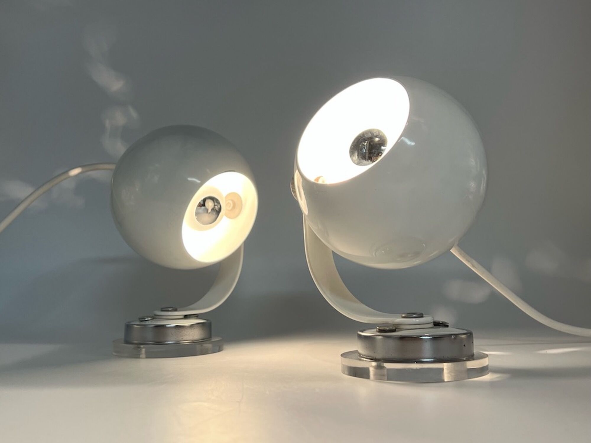 Ensemble de lampes eyeball en métal et plexiglas space age années 70