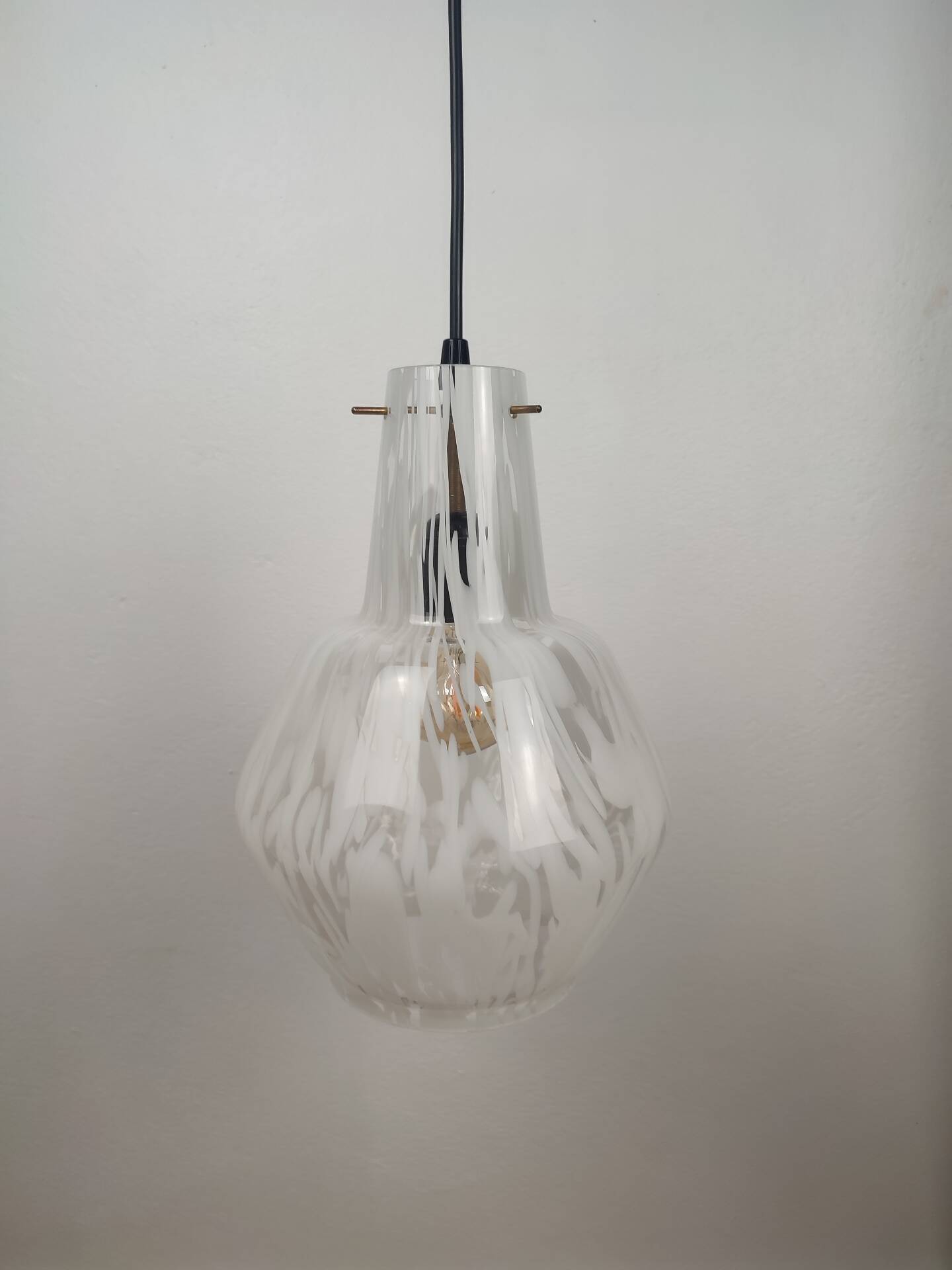 Vintage Italian suspension in Murano glass with a marbled effect.