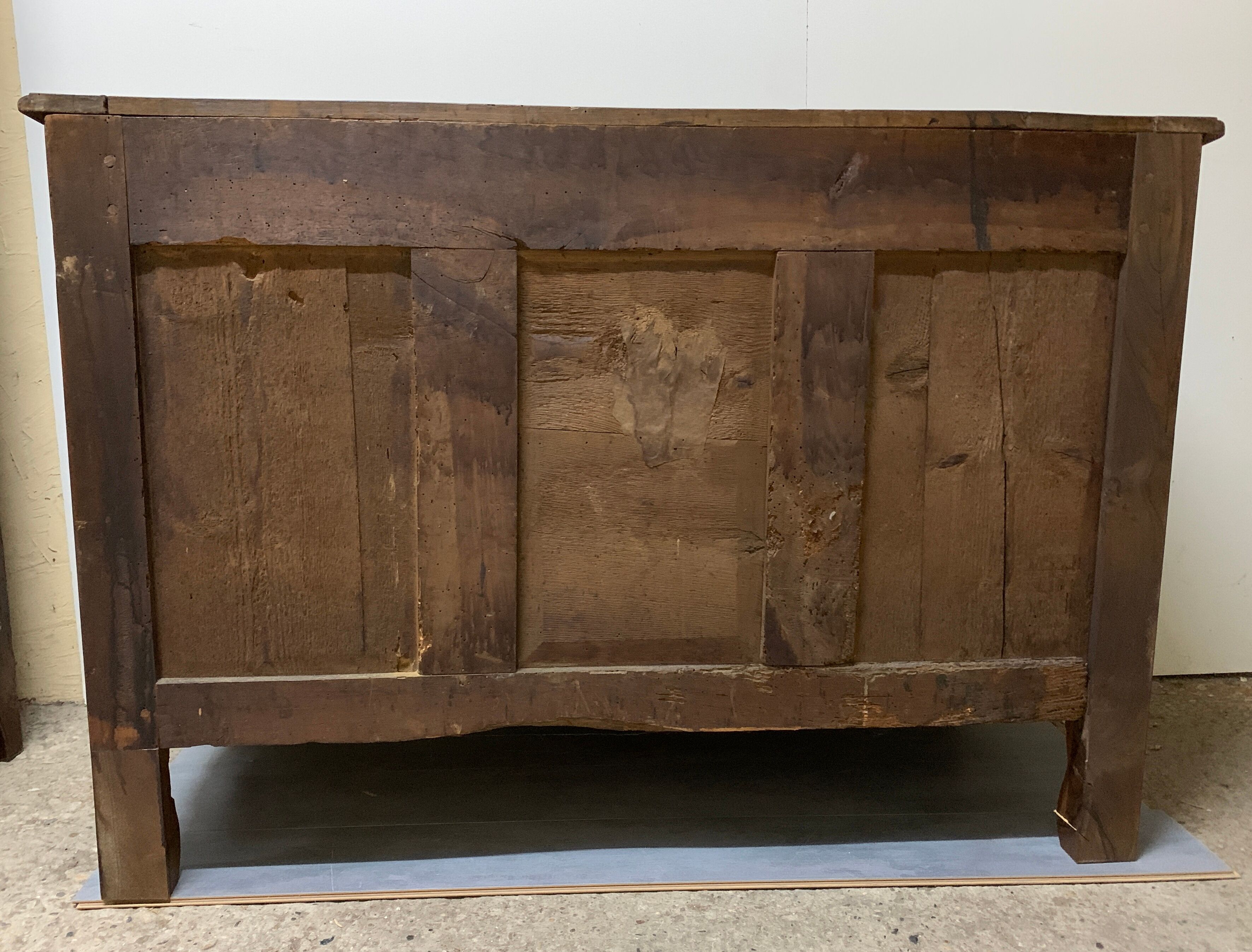 openwork Provençal credenza in walnut of the eighteenth century