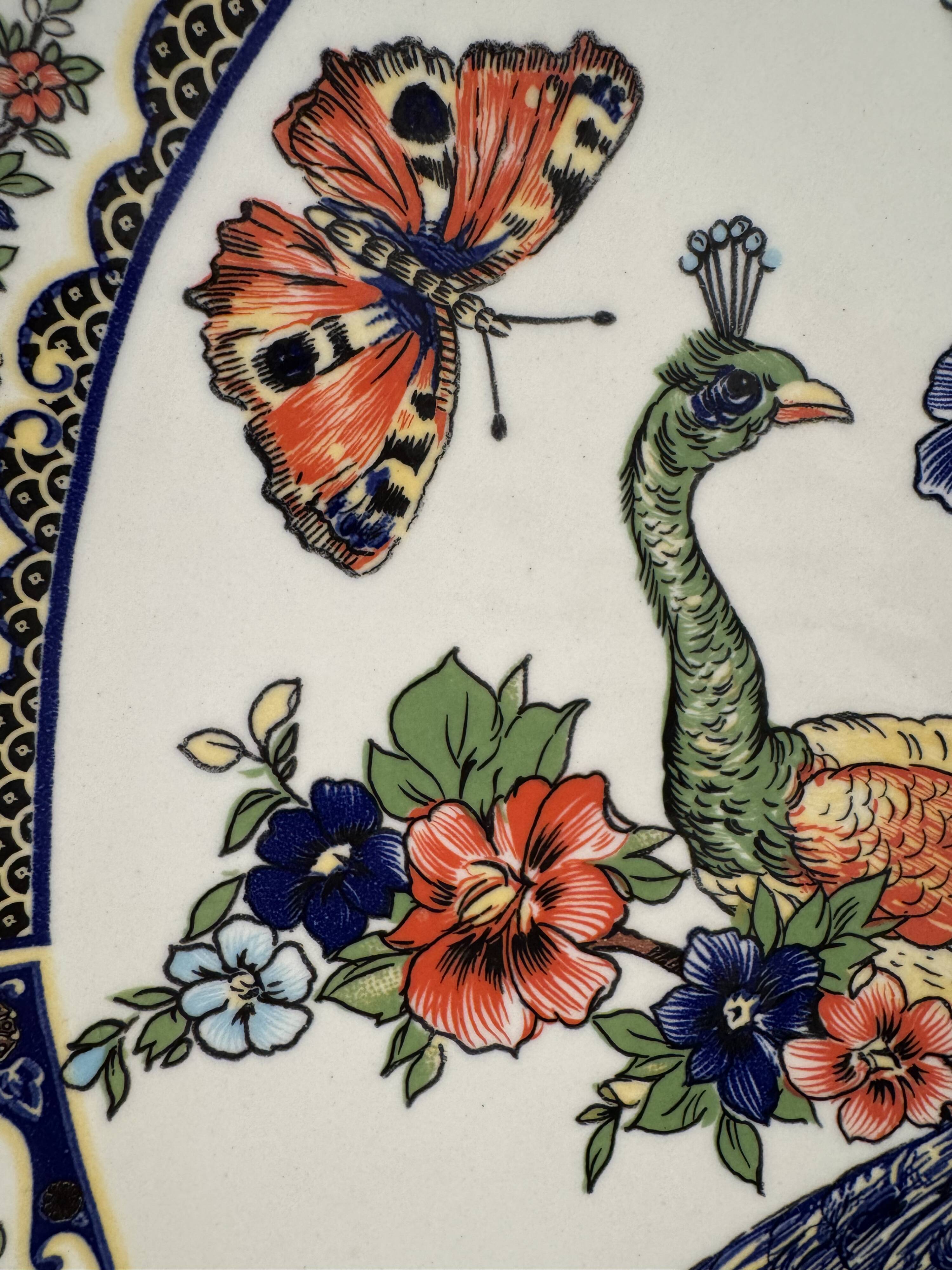 Grand plat à décor de Paons et fleurs XX siècle