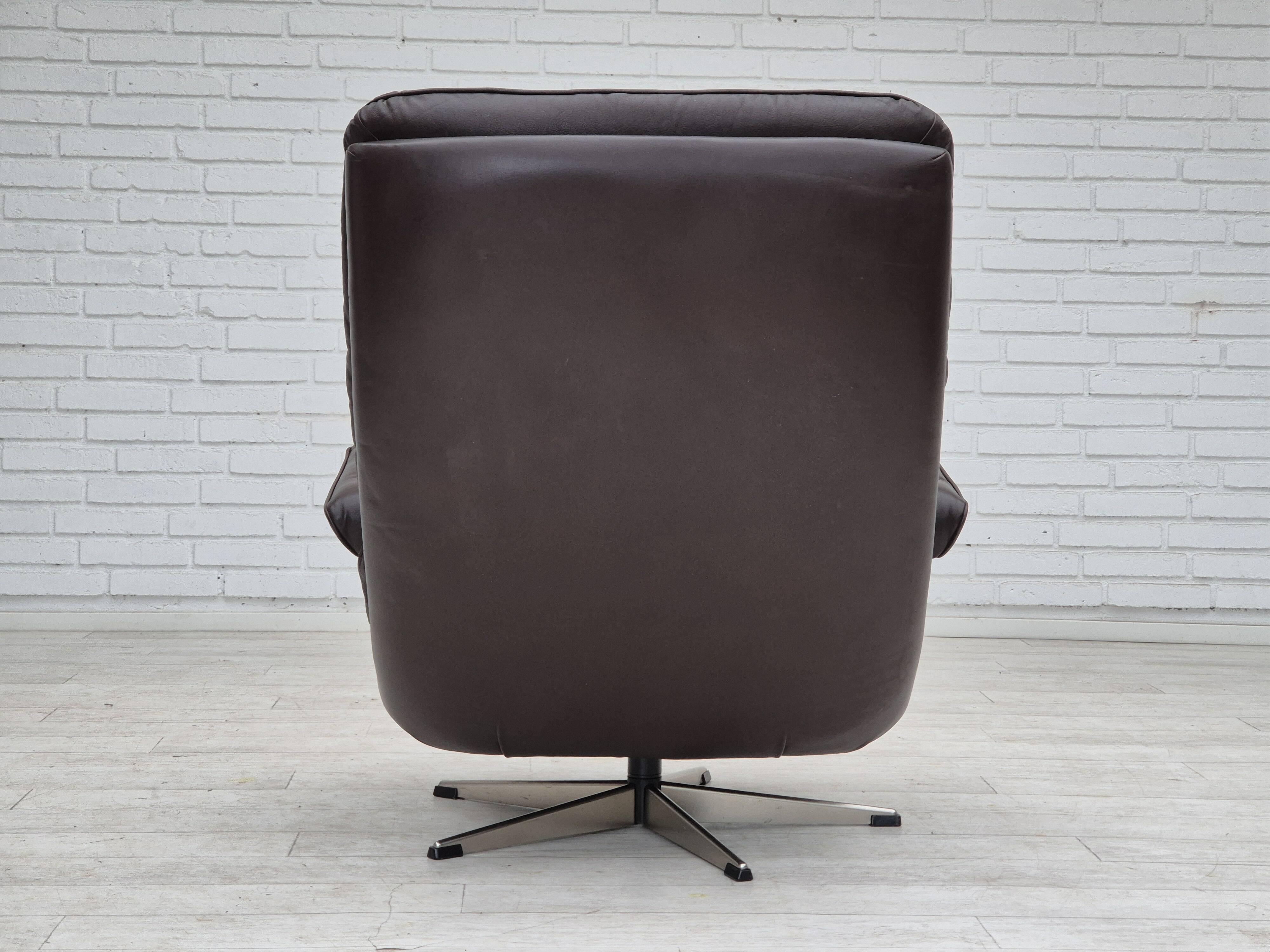Chaise pivotante danoise des années 1970, état d'origine, cuir d'ameublement marron.