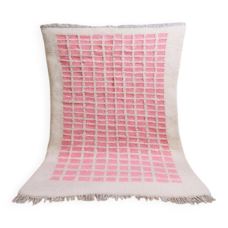 Pink Moroccan rug - traditional Berber rug made of natural wool.