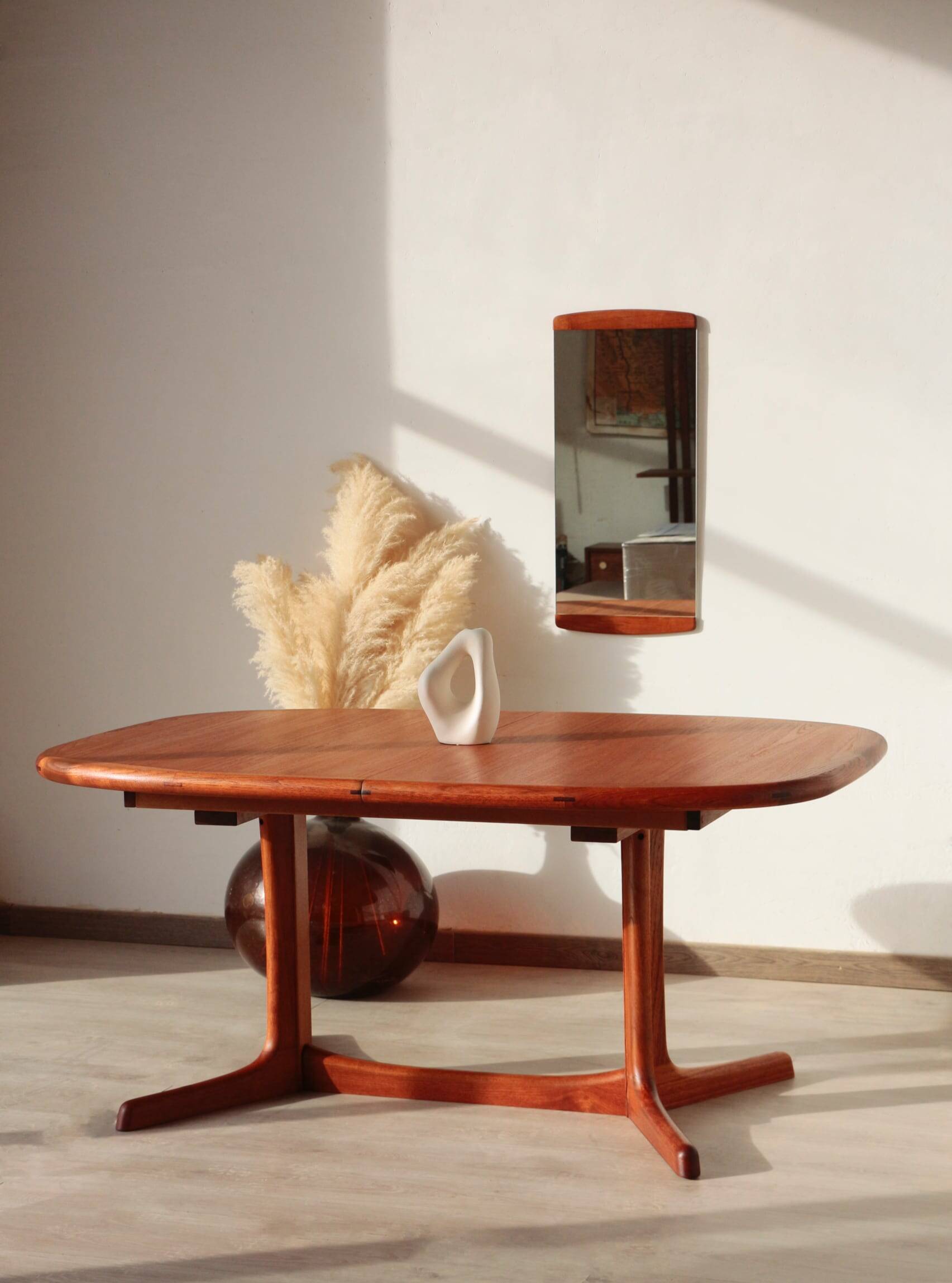 Vintage Dyrlund dining table in teak – the excellence of Danish design.