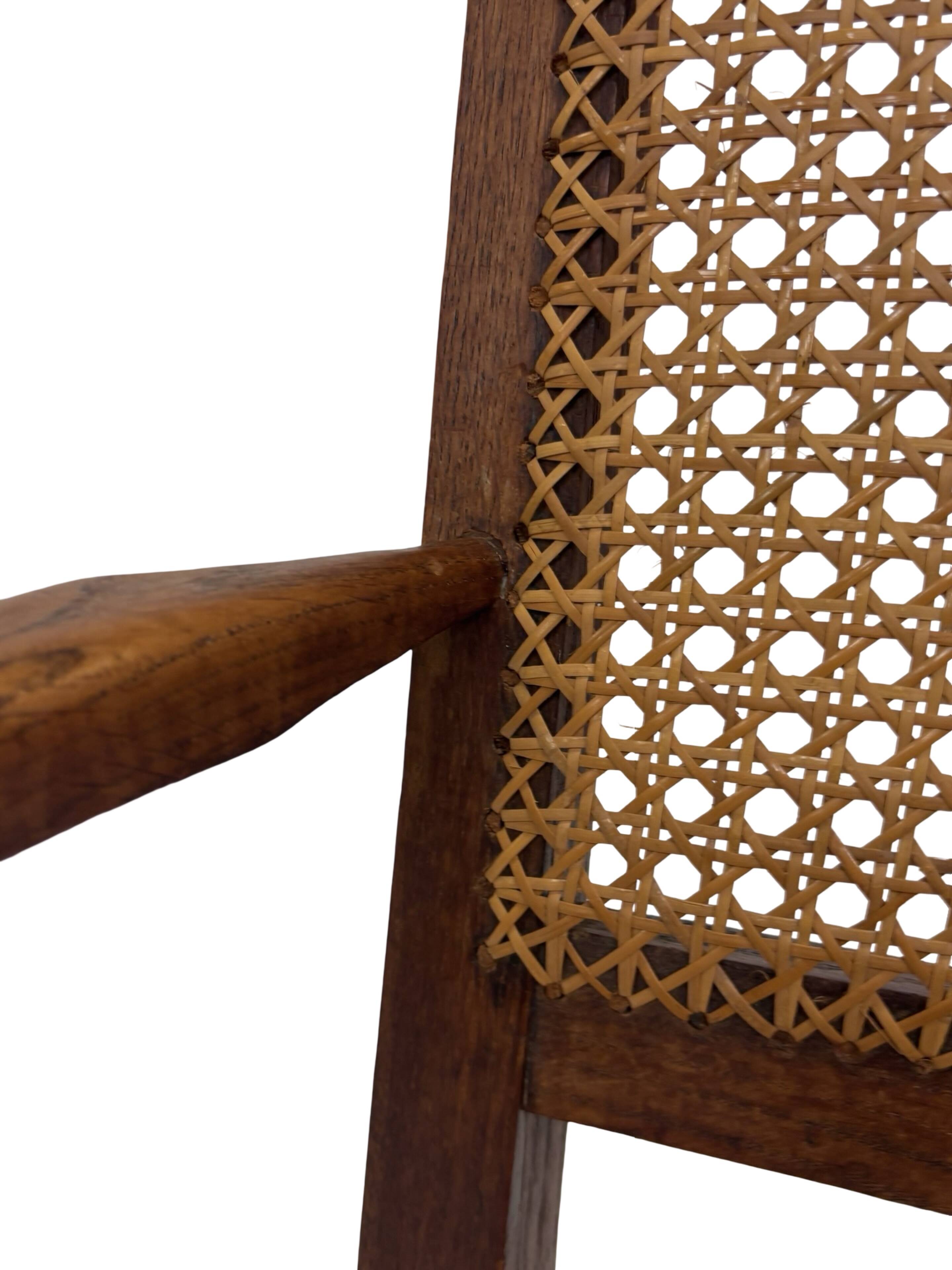 Fauteuil Art Déco en chêne tressé, design minimaliste.