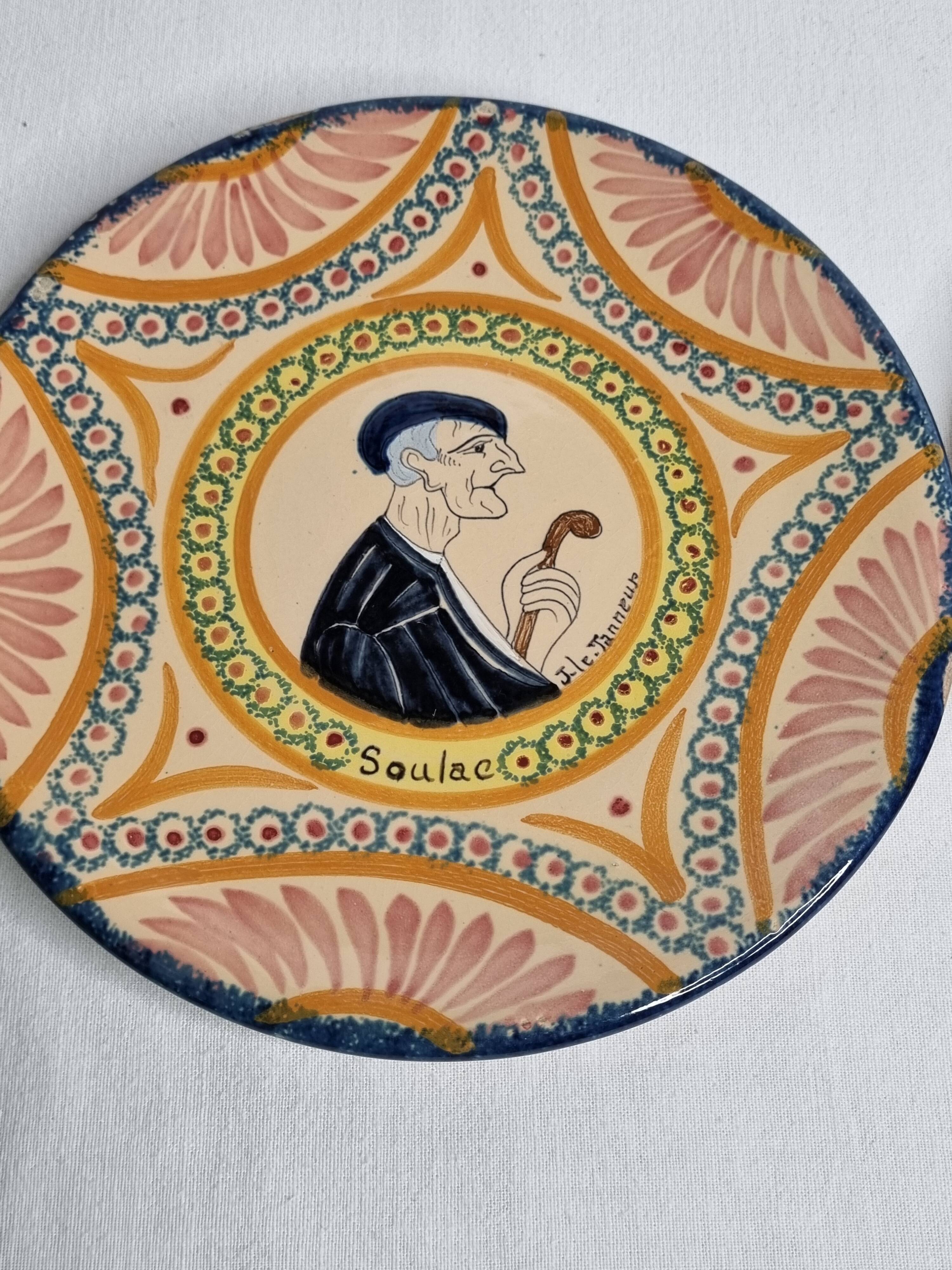 Pair of decorative plates Henriot Quimper, Soulac design, 1973, 18 cm