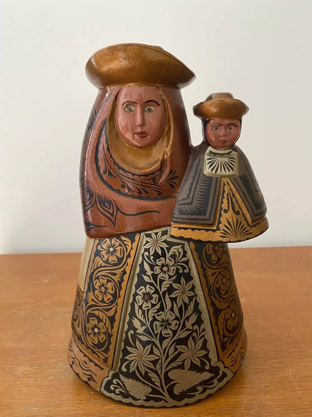 Sculpture mère et enfant d'Aruba