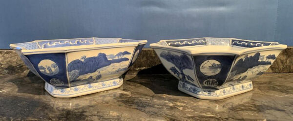 Suite de 2 jattes en porcelaine à décor blanc bleu de paysages et d’ideogrammes en réserve, Chine XXe