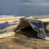 Suite of 2 porcelain jattes decorated with blue white decoration of landscapes and ideograms in reserve